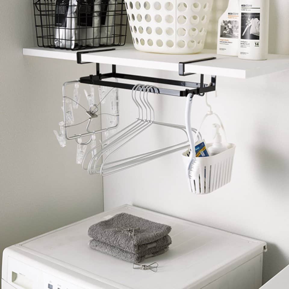 yamazaki_japanさんのインスタグラム写真 - (yamazaki_japanInstagram)「洗濯機上の棚下空間を有効活用！「棚下ハンガー収納 タワー」のご紹介です。 . 棚板に差し込むだけで洗濯機上の空いた空間を洗濯ハンガーなどの収納スペースとして確保できます。 付属でフックが4個付いているのでお好きな位置に付けてピンチハンガーや洗濯ブラシなどの小物類の引っ掛け収納もできます。 . 洗濯ハンガーはもちろん、洗濯ネット、スプレーボトルを引っ掛けて収納することもできます。 洗濯機上に洗濯物を収納することで家事動線をスムーズにすることができます◎ . ■SIZE：約W40×D16.5×H9.5cm　■対応サイズ：棚板の厚さ約1.8～2.8cmまで・奥行き約16.5cm以上・幅約40cm以上　■耐荷重　本体：約2kg  フック：各約250g --------------------------------- 山崎実業のコラムサイト「Simple Life Lab.」も運営中◎ 暮らしのアイデアや、漫画ヤマクマちゃんなど様々なコンテンツが掲載されています。 是非ご覧ください。 https://www.yamajitsu.co.jp/lab/ --------------------------------- #home#tower#ハンガー収納#洗濯ハンガー収納#洗濯#洗濯機#ランドリー#ランドリー収納#洗濯ネット#洗濯ハンガー#洗濯ブラシ#洗濯小物収納#デッドスペース#収納術#整理整頓#整理収納#暮らし#丁寧な暮らし#シンプルライフ#おうち#北欧#収納#シンプル#モダン#便利#おしゃれ #雑貨 #yamazaki #山崎実業」6月14日 11時59分 - yamazaki.home.channel