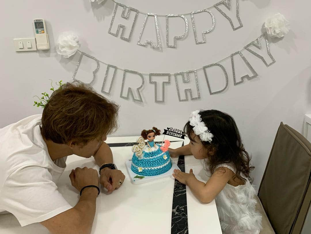 細貝萌さんのインスタグラム写真 - (細貝萌Instagram)「10/06/2019.Happy 3rd birthday to my love😍❤️It happens that we have the same birthday.🎂 6月10日は娘の3歳の誕生日でした😍🎂✨たまたま僕も同じ誕生日…🤣🤣ありがとう🙏🏼 #happybirthday#thanks#buriramunited#buriram#gu12」6月14日 12時00分 - hajime_hosogai_official