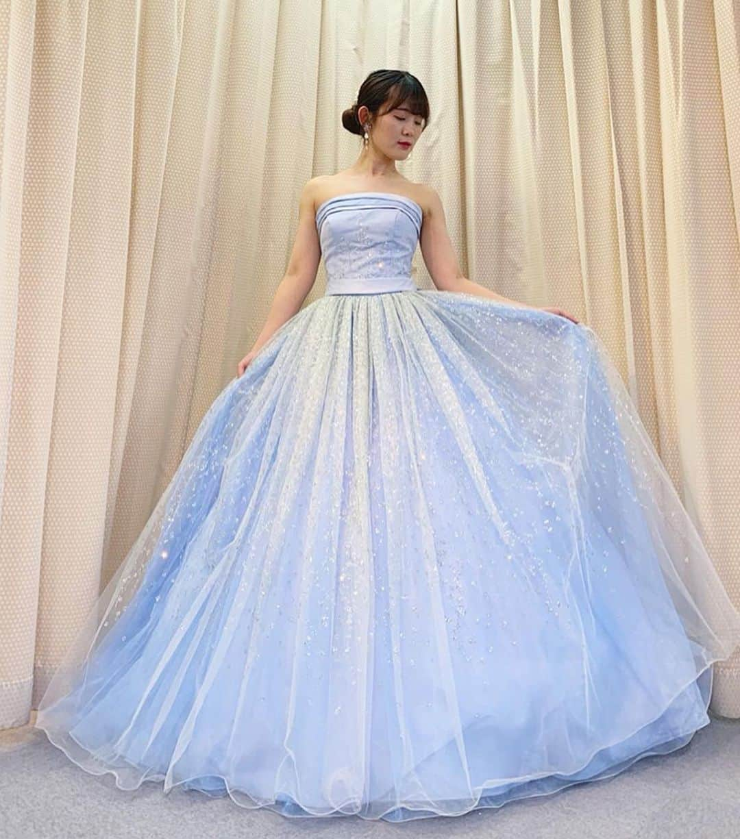 ♡プラコレWedding·⋆*さんのインスタグラム写真 - (♡プラコレWedding·⋆*Instagram)「@placolewedding【#Dressy花嫁 】【#プラコレ】をつけて投稿&フォローしてね♩ . 注目の Dressy記事をPick UP ♥ スワイプしてね＊* :-: :-: :-: :-: :-: :-: :-: :-: :-: こちらのお写真は 1枚目>@brilliantayu1さん #ブリリアンターユ 2枚目>@bridalcollectionozさん #アンテプリマ 3枚目>@salon_de_couture_nakamuraさん #kiyokohata 4枚目>@raichan.wm__0512さん #フォーシスアンドカンパニー . からリグラムさせていただきました✬* 可愛いお写真をありがとうございます！♡ :-: :-: :-: :-: :-: :-: :-: :-: :-: . 『#Dressy花嫁』『#プラコレ』の ハッシュタグをつけて写真をUPしてね✦ 花嫁アプリ『Dressy by プラコレ』の 記事に掲載＆リグラムされるかも♩ ┈┈┈┈┈┈┈┈┈┈┈┈┈┈┈┈┈┈┈ . キラキラ光る✴可愛いグリッタードレスをご紹介♡*＊ ウェディング記事はコチラ➳♡゛ [https://bit.ly/2Wx4un9］ Editor♡Dressy花嫁 . ┈┈┈┈┈┈┈┈┈┈┈┈┈┈┈┈┈┈┈ . 花嫁アプリでは、 プロのアドバイザーに結婚式の相談を何度でも♡ ウェディングドレスの記事や、 自分のウェディングレポを残せちゃう♡” . ＞＞＞TOPのURLからcheck ⋈ @placolewedding ＞＞＞結婚のご相談は プラコレウェディングアドバイザーへ♡ @wedding_adviser ＞＞＞ウェディングレポを残したいなら、 farny by プラコレをcheck ✎ @farny_wedding ＞＞＞ウェディングアイテム＆DIYは farnyアイテムをcheck ❁ @farny_wd.item >>>沖縄フォトウェディングの予約は ainowa(あいのわ)をcheck✈ @ainowa_okinawa >>>素敵なドレスに出会いたい花嫁さま♡ @dressyonline_をcheck👗 . みなさまからのいいねや保存 コメントをお待ちしています♥ 「このウェディングドレス可愛い！」 「ヘアスタイルも気になる！！」 「今の花嫁さんの流行りは！？」etc. . ┈┈┈┈┈┈┈┈┈┈┈┈┈┈┈┈┈┈┈ #プレ花嫁 #卒花 #花嫁 #卒花嫁 #結婚準備 #花嫁準備 #撮影指示書 #weddingtbt #weddingdress #ウェディングドレス #運命の一着  #花嫁コーディネート #挙式レポ #卒花しました #試着レポ #farnyレポ #前撮り #後撮り #関東花嫁 #関西花嫁 #グリッタードレス #カラードレス」6月14日 11時54分 - placole_dressy