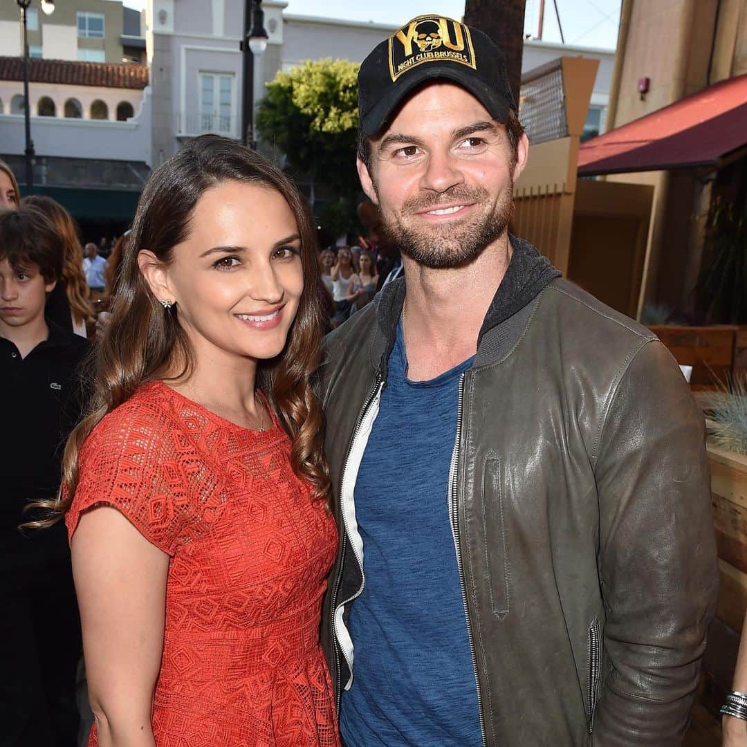 E! Onlineさんのインスタグラム写真 - (E! OnlineInstagram)「After 14 years of marriage and two kids, #ShesAllThat's Rachael Leigh Cook and #VampireDiaries' Daniel Gillies are divorcing. Link in bio. (📷: Getty Images)」6月14日 11時54分 - enews