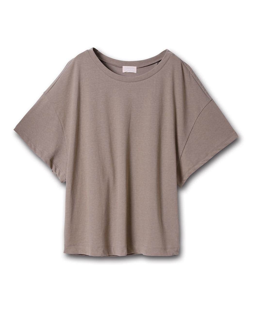 Maison de Beigeのインスタグラム：「《online limited items》﻿ big t-shirts﻿ ¥8,800+tax﻿ ヴィンテージ感のあるカラーとビッグシルエットが1枚でサマになるTシャツ。﻿ 落ち感のあるドライタッチな生地で涼しく着れます。  #maisondebeige #maison_de_beige #mb #tshirt #summerfashion #cluel #cluelmagazine #メゾンドベージュ #tシャツ #tシャツコーデ #夏コーデ #夏ファッション #カジュアルコーデ #カジュアルファッション #クルーエル」