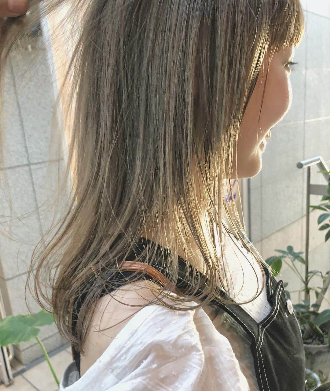 カワシリアツシのインスタグラム：「夏はブリーチして明るめベージュ◎ ・ ・ ・ ・ブリーチの回数がわからない。 ・値段が気になる。 ・ダメージが心配。など なんでもご気軽にご相談ください😊 ・ ご予約やご相談はURLもしくはDM・LINEにて待ちしております🙆‍♂️ ・ ・ ・ ご予約はトップページURLをクリック😊 もしくはDMください✉️ ・ ネットで×になってても お取りできるお時間もございますので、 ご気軽にご相談ください🙆‍♂️ ・  #アディクシー #イルミナカラー  #外国人風カラー #ミニボブ #切りっぱなしボブ #ハイライト #外ハネ #グラデーション #外国人風 #ポートレート #美容室 #美容院 #美容学生 #撮影 #東京 #渋谷  #ショートヘア #グレージュ  #ブルージュ #ブリーチ #portrait #フィルムカメラ #hairstyle #ショートカット #haircolor #ハイトーン #데일리룩 #时尚 #แฟชั่น#デジキュア」