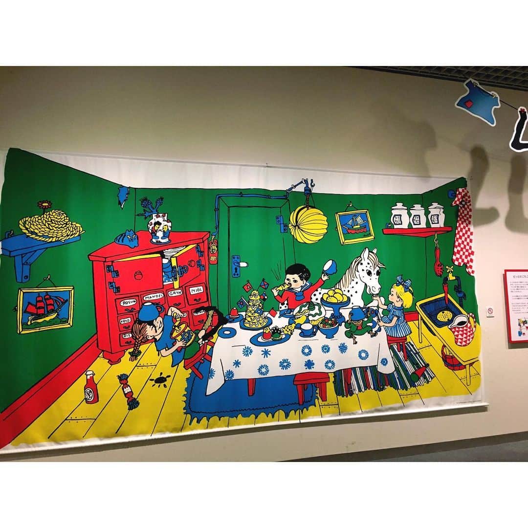イレーネのインスタグラム：「この間見に行った 長くつしたのピッピの世界展  リンドグレンの作品で慣れ親しんだのはどちらかといえばロッタちゃんなのだけど、北欧の暮らし、リンドグレンの理想とした子供たちのありかたなんかを見ると自然と口元がほころびます。イングリッド・ヴァン・ニイマンの挿絵がとても可愛い😍ロッタちゃんコーナーもあったからわたしは満足です🐷バムセ！  明後日まで松坂屋美術館にて。  #pippilangstrump #長くつしたのピッピの世界展 #アストリッドリンドグレーン #ロッタちゃん」