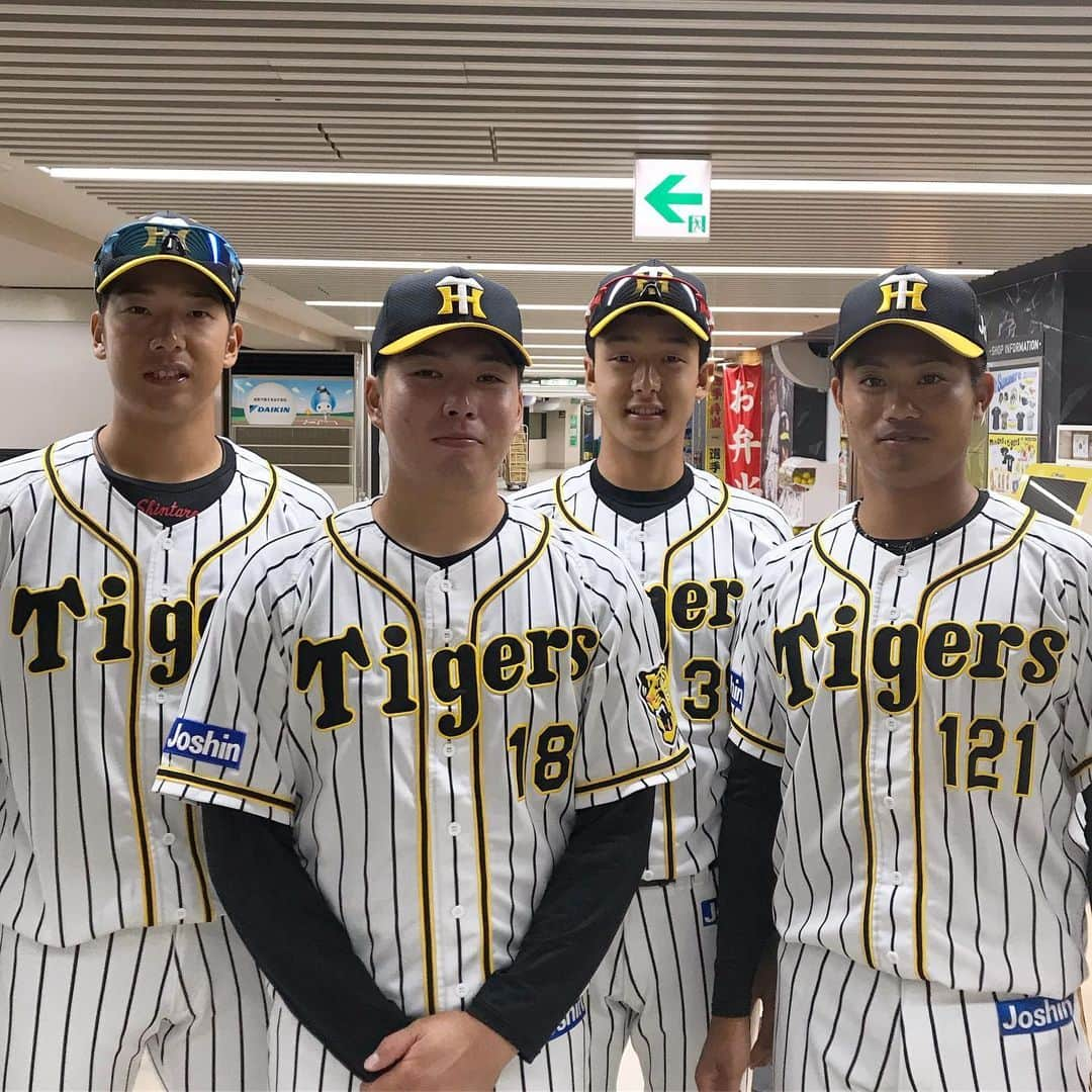 阪神タイガースさんのインスタグラム写真 - (阪神タイガースInstagram)「今日から3日間、甲子園球場でウエスタン・リーグ対中日戦が開催されます❗️今日のお出迎えはこの4選手^ ^ #横田慎太郎 選手 #馬場皐輔 選手 #小幡竜平 選手 #石井将希 選手  #ファーム #甲子園球場  #ウエスタンリーグ #中日ドラゴンズ #お出迎え #阪神タイガース」6月14日 12時00分 - hanshintigers_official