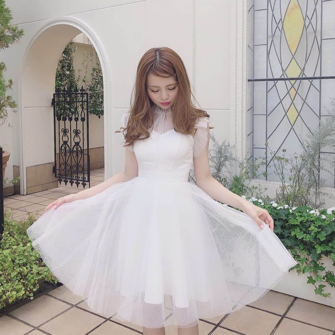 のインスタグラム：「. 横浜の教会⛪️💕 . 真っ白なドレスワンピ大好き🥰💫 今度ウェディングの撮影もあるし とっても楽しみ〜💕💕 . ドレスや水着を着るために、最近 毎週バストアップサロンの @cret1090 さんに 通っているのだけれど🥺💫ほんとに 効くので是非みんなにも行ってもらいたいな〜🌼 効かないサプリとか飲むより、サロンでケアが断然 おススメですよ🥺💓！ . . . dress @marieebouquetde 💕 . . . 昨日更新したかったのに、 バタバタしていて更新できなかった😢 . 毎日投稿しているから、心配してDM してくださった方ありがとうございます🥺💕 元気いっぱいだから大丈夫💕💕 . . . . #dress#wedding#weddingdress#ドレス#ドレスアップ#ウェディング#教会#大人コーデ#真っ白#ホワイトコーデ#ホワイト#カクテルドレス#チュール#チュールスカート#横浜#横浜デート#みなとみらい」