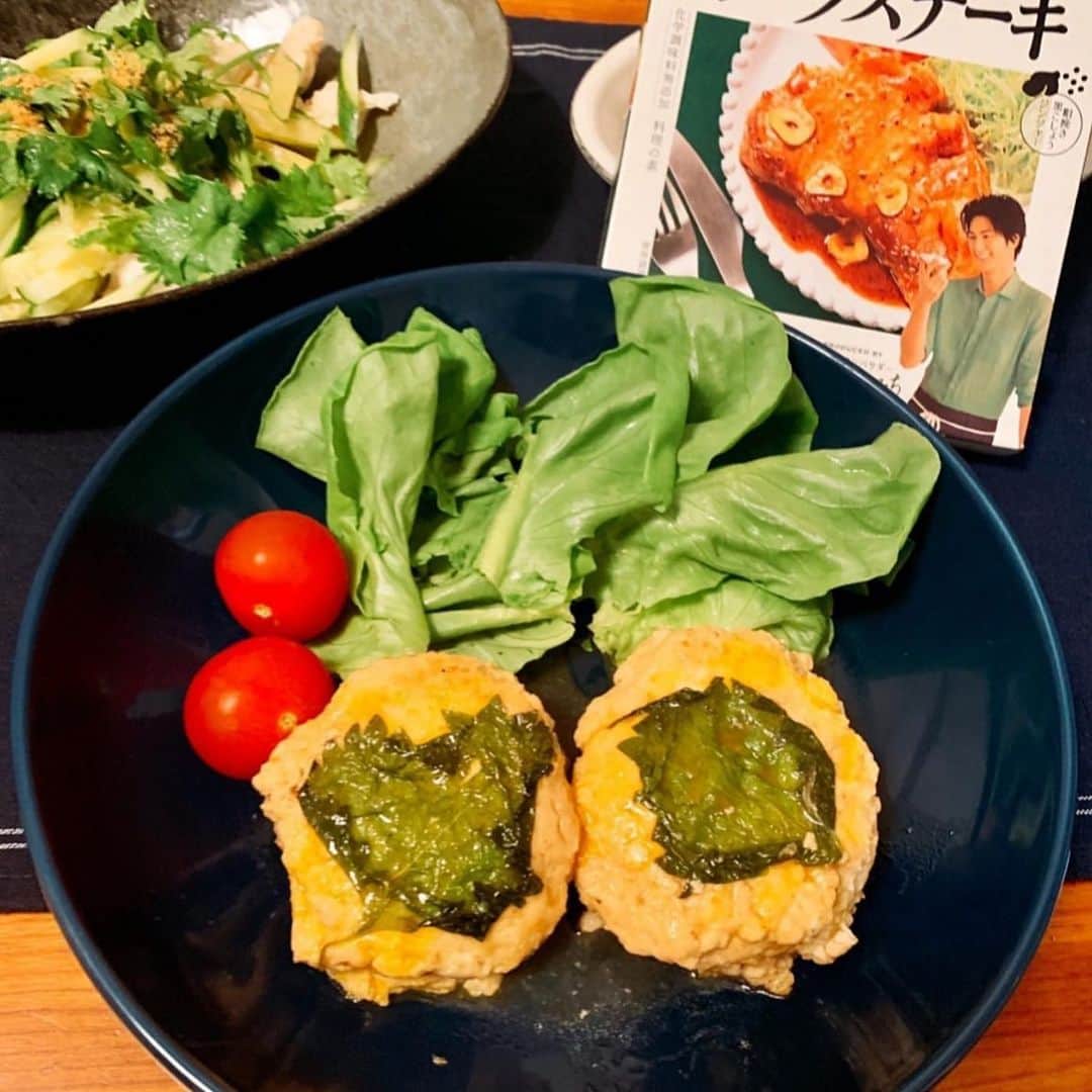 にんべん　おだしでキレイ習慣さんのインスタグラム写真 - (にんべん　おだしでキレイ習慣Instagram)「こんにちは！☀️﻿ 今日は  さんの #だしスパアレンジレシピ をご紹介！✨🙌﻿ #だしとスパイスの魔法 ポークステーキを使って、﻿ ハンバーグを作ってくれました😍🤤💕﻿ お豆腐も使っていてヘルシーな一品ですね🥺✨👏﻿ ﻿ .﻿ .﻿ .﻿ ﻿ #だしとスパイスの魔法  #だしスパアレンジレシピ﻿  #投稿 ﻿ ﻿ ◆だしと生姜薫るヘルシーハンバーグ﻿ ﻿ 【調理時間 20分】﻿ 材料（4人分）﻿ •鶏むね肉の挽肉 400g﻿ •豆腐半丁﻿ •だしとスパイスの魔法ポークソテー1箱﻿ •小麦粉 50gくらい﻿ •卵2個﻿ •お好みで大葉 4枚﻿ ﻿ 【作り方】﻿ •鶏ひき肉と水気を切った豆腐をよく混ぜる﻿ •だしとスパイスの魔法 ポークソテー付属のスパイスと小麦粉を入れて更に混ぜ合わせる﻿ •つなぎの卵を割り入れで混ぜ、好きな形に成型する﻿ •お好みで大葉を巻く﻿ •フライパンに油をひき、片面ずつ焼き色をつけ蓋をして中まで火を通す﻿ ※大葉がついてる方は後から﻿ •火が通ったらだしとスパイスの魔法ポークソテー付属の調味料を回し入れて完成﻿ ※お好みで卵の黄身を表面に塗る﻿ ﻿ 娘たちから評判良かった！ジンジャーとだし醤油が良い感じ！つくねもいいね！﻿ ﻿ #だしのある生活 #foodporn #農林水産省 #和ごはんプロジェクト #にんべんだしアンバサダー﻿ #形が汚くてすみません もっと意識すれば良かった😅」6月14日 12時06分 - ninben.dashiambassador