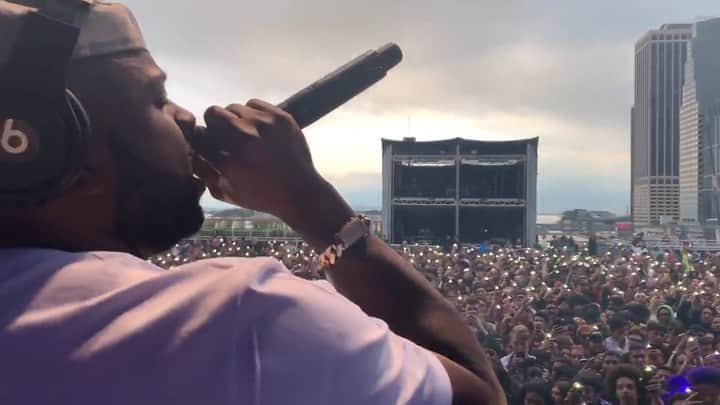 ファンクマスター・フレックスのインスタグラム：「Sold Out Nav Concert! Funk Flex on the set! Rooftop Pier17! 3 years ago 2 Dj crews said I was finished in the clubs! 🤷🏿‍♂️ 2019 @litdigitaldjs is the squad! 👑 vid via: @djhrnyc」