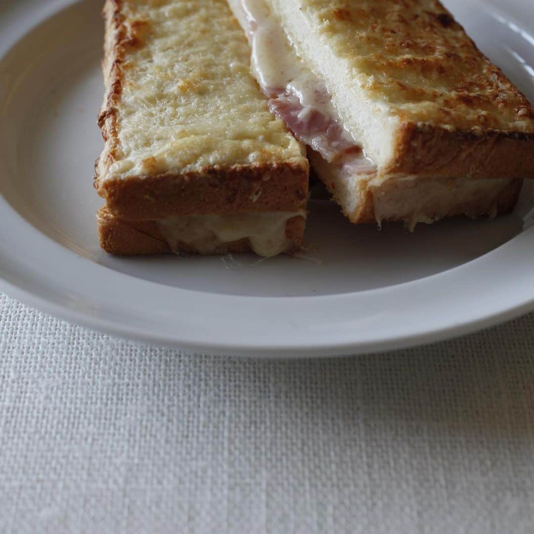 のインスタグラム：「クロックムッシュ﻿ croque-monsieur﻿ ﻿ いただきます。﻿ ﻿ ﻿ #チーズ料理の本より#東京書籍#croquemonsieur#クロックムッシュ#サルボ恭子#kyokosalbot」