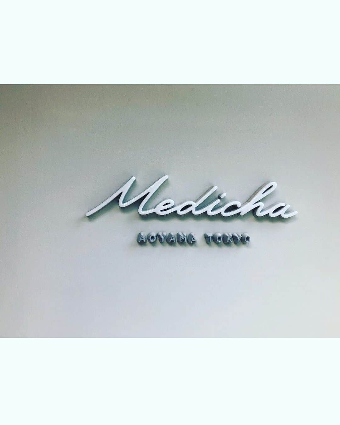 東條恭子さんのインスタグラム写真 - (東條恭子Instagram)「meditation studio#Medicha :) . . NYやLAを中心に近年人気を集めている瞑想スタジオ🏵 五感を磨く/感性を磨く/ストレスの軽減 etc... こういった目的のために時間を設けるって働き者の日本人(笑)はなかなかしないけれど、海外では自分のケアに目を向けるってけっこう当たり前👌 . . 6月1日に南青山にOPENしさっそく話題のMedicha (メディ－チャ)さんにお伺いしたのですが♪ おコースは日英両方対応があって◎ . “何もしないをする” 時間って実はすごく感覚や思考が研ぎ澄まされて大切だなと感じることが出来ました😌🍵 学生時代は茶道部だったのですが、茶道や華道に通ずるものもある…! . こちらのスタジオは好立地でとってもオシャレでしたっ♫ . . #南青山 #メディーチャ #coreyfuller #yutakaendo #jeremyhunter #kanataokajima #bifu_nakatani #whitelight #メディテーション #meditation #アンビエント #ambient #アート #ご褒美 #art #煎茶 #japanesetea #meditationstudio #mindfulness #wellbeing #zen #digitaldetox #selfconditioning #innerskill #mentalconditioning #表参道 #tokyo #minamiaoyama #omotesando」6月14日 12時22分 - kyoko_tojo