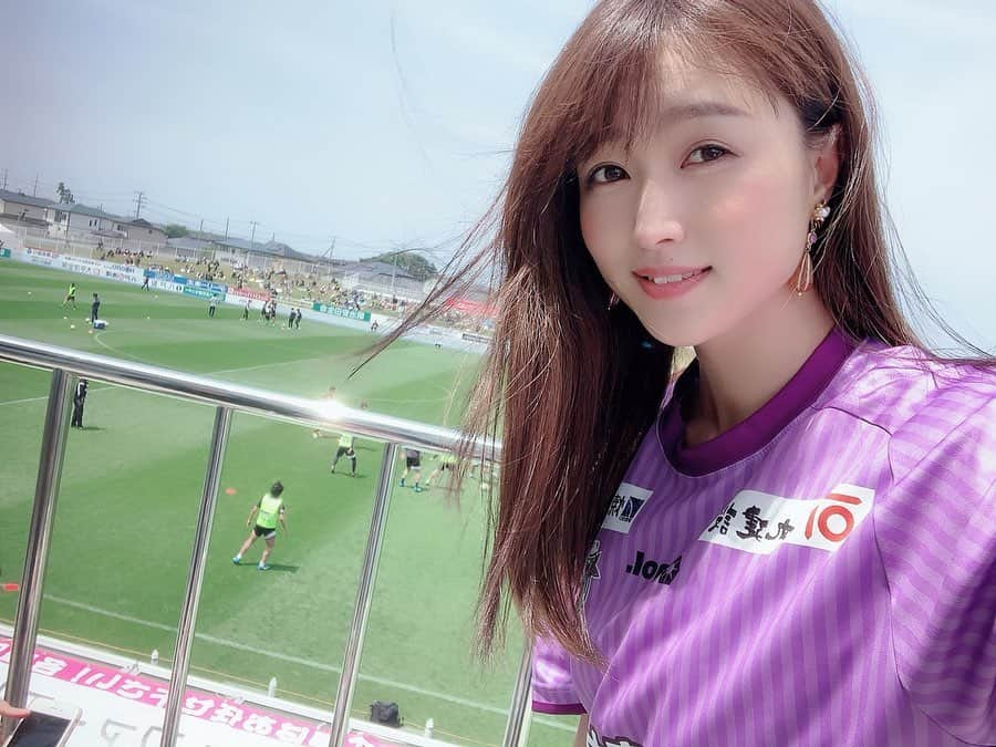 岩本恵美加さんのインスタグラム写真 - (岩本恵美加Instagram)「❁.*･ﾟ * 初AWAY⚽️ヴァンラーレ八戸戦に 行ってきました〜っ！ ㅤㅤ 大石監督と小牧選手のいる八戸との 記念すべき初対戦💪 ㅤㅤ お祭りのような雰囲気のスタジアムや応援、 最前列で観れば触れそうなくらい 選手と距離が近くて表情や声が分かるし、 ヴァン太が可愛くてテンション上がった💓 ㅤㅤ 人生初の出待ち？をしてみたら 担当コーナーのレギュラーになった 松岡選手が気付いて来てくれた✨ ㅤㅤ 松岡選手を応援しに来ていたサポさんから 山形のお土産を頂いたりと 他サポさんからの優しさにも触れた 楽しいAWAYツアーでした☺️ ㅤㅤ AWAYもいいね💓！ ㅤㅤ #soccer #jleague #j3 #MYFC #vanraure #hachinohe #aomori #away #awayday #instasports #サッカー #jリーグ #藤枝MYFC #ヴァンラーレ八戸 #モンテディオ山形 #松岡亮輔 #ヴァン太 #八戸 #青森 #サッカー観戦 #ユニフォーム #ユニフォーム女子 #岩本恵美加」6月14日 12時32分 - emk_iwmt