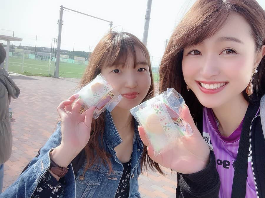 岩本恵美加さんのインスタグラム写真 - (岩本恵美加Instagram)「❁.*･ﾟ * 初AWAY⚽️ヴァンラーレ八戸戦に 行ってきました〜っ！ ㅤㅤ 大石監督と小牧選手のいる八戸との 記念すべき初対戦💪 ㅤㅤ お祭りのような雰囲気のスタジアムや応援、 最前列で観れば触れそうなくらい 選手と距離が近くて表情や声が分かるし、 ヴァン太が可愛くてテンション上がった💓 ㅤㅤ 人生初の出待ち？をしてみたら 担当コーナーのレギュラーになった 松岡選手が気付いて来てくれた✨ ㅤㅤ 松岡選手を応援しに来ていたサポさんから 山形のお土産を頂いたりと 他サポさんからの優しさにも触れた 楽しいAWAYツアーでした☺️ ㅤㅤ AWAYもいいね💓！ ㅤㅤ #soccer #jleague #j3 #MYFC #vanraure #hachinohe #aomori #away #awayday #instasports #サッカー #jリーグ #藤枝MYFC #ヴァンラーレ八戸 #モンテディオ山形 #松岡亮輔 #ヴァン太 #八戸 #青森 #サッカー観戦 #ユニフォーム #ユニフォーム女子 #岩本恵美加」6月14日 12時32分 - emk_iwmt