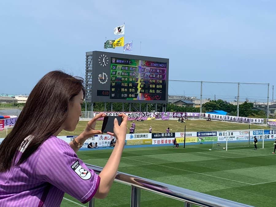 岩本恵美加さんのインスタグラム写真 - (岩本恵美加Instagram)「❁.*･ﾟ * 初AWAY⚽️ヴァンラーレ八戸戦に 行ってきました〜っ！ ㅤㅤ 大石監督と小牧選手のいる八戸との 記念すべき初対戦💪 ㅤㅤ お祭りのような雰囲気のスタジアムや応援、 最前列で観れば触れそうなくらい 選手と距離が近くて表情や声が分かるし、 ヴァン太が可愛くてテンション上がった💓 ㅤㅤ 人生初の出待ち？をしてみたら 担当コーナーのレギュラーになった 松岡選手が気付いて来てくれた✨ ㅤㅤ 松岡選手を応援しに来ていたサポさんから 山形のお土産を頂いたりと 他サポさんからの優しさにも触れた 楽しいAWAYツアーでした☺️ ㅤㅤ AWAYもいいね💓！ ㅤㅤ #soccer #jleague #j3 #MYFC #vanraure #hachinohe #aomori #away #awayday #instasports #サッカー #jリーグ #藤枝MYFC #ヴァンラーレ八戸 #モンテディオ山形 #松岡亮輔 #ヴァン太 #八戸 #青森 #サッカー観戦 #ユニフォーム #ユニフォーム女子 #岩本恵美加」6月14日 12時32分 - emk_iwmt