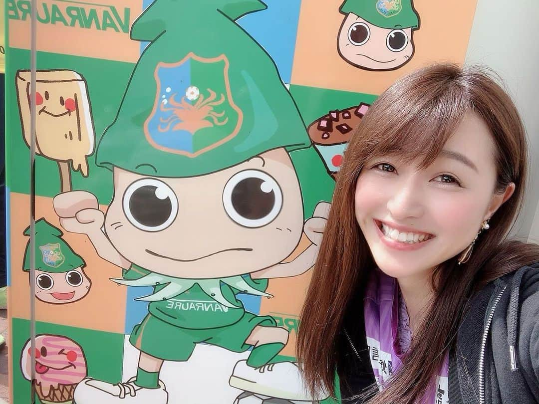 岩本恵美加さんのインスタグラム写真 - (岩本恵美加Instagram)「❁.*･ﾟ * 初AWAY⚽️ヴァンラーレ八戸戦に 行ってきました〜っ！ ㅤㅤ 大石監督と小牧選手のいる八戸との 記念すべき初対戦💪 ㅤㅤ お祭りのような雰囲気のスタジアムや応援、 最前列で観れば触れそうなくらい 選手と距離が近くて表情や声が分かるし、 ヴァン太が可愛くてテンション上がった💓 ㅤㅤ 人生初の出待ち？をしてみたら 担当コーナーのレギュラーになった 松岡選手が気付いて来てくれた✨ ㅤㅤ 松岡選手を応援しに来ていたサポさんから 山形のお土産を頂いたりと 他サポさんからの優しさにも触れた 楽しいAWAYツアーでした☺️ ㅤㅤ AWAYもいいね💓！ ㅤㅤ #soccer #jleague #j3 #MYFC #vanraure #hachinohe #aomori #away #awayday #instasports #サッカー #jリーグ #藤枝MYFC #ヴァンラーレ八戸 #モンテディオ山形 #松岡亮輔 #ヴァン太 #八戸 #青森 #サッカー観戦 #ユニフォーム #ユニフォーム女子 #岩本恵美加」6月14日 12時32分 - emk_iwmt