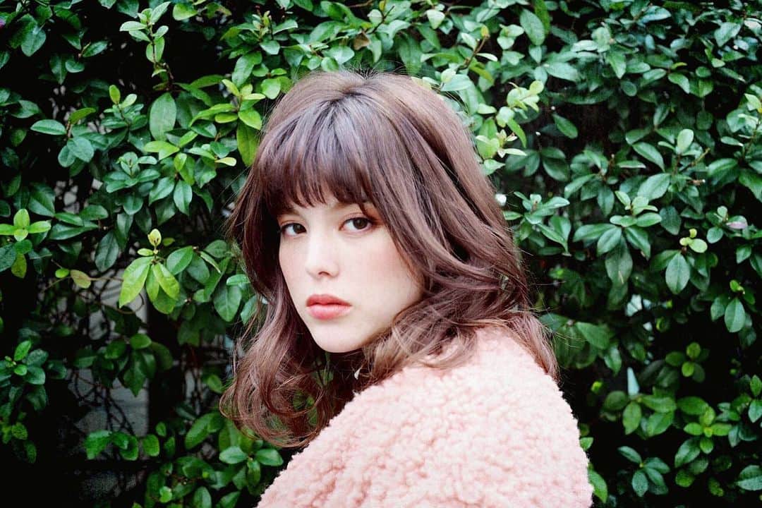 渡部幸也のインスタグラム：「重めなスタイルでも、柔らかい動きとカラーで軽やかさをだせば、重すぎないスタイルになります🙆‍♂️ 梅雨入りしてますが、ここ数日は天気も続きそうなので、サロンに来るのもオススメそうです✨ ご予約、お待ちしています🙇  #ヘアスタイル #ヘア #髪型 #ヘアカタログ #ヘアセット #ヘアアレンジ #パーマ #カラー #ヘアカラー #hair #恵比寿美容院 #代官山美容室 #代官山美容院 #美容学生 #サロン #中目黒美容室 #中目黒美容院 #恵比寿美容室 #サロンモデル #lala__hair #ヘアメイク #hpb_hair #中目黒 #代官山 #恵比寿 #渋谷 #ar_magazine #murua #emoda #snidel」