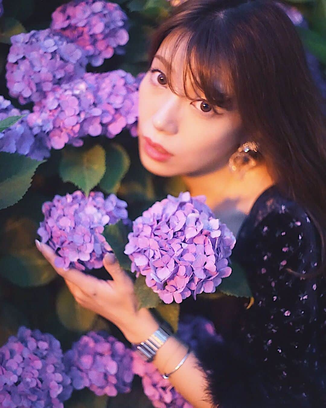 中村かなさんのインスタグラム写真 - (中村かなInstagram)「ひと足お先に  紫陽花 ： 📸 @lisanishiyasu ： ： ： ： #東京カメラ部 #名古屋カメラ部 #ポートレート #tokyocameraclub #photo_jpn #japanesegirl #ig_japan #instagood #jp_gallery #art_of_japan_ #portraitphotoawards  #lovers_nippon_portrait #wu_japan #igersjp #instagramjapan #team_jp #japan_of_insta #ig_portrait #portrait #top_portraits #bestjapanpics_ #main_vision #ig_photooftheday #theportraitpr0ject  #inspirationcultmag #earth_portraits  #nagoya #ig_japangram #紫陽花」6月14日 12時39分 - k777pime