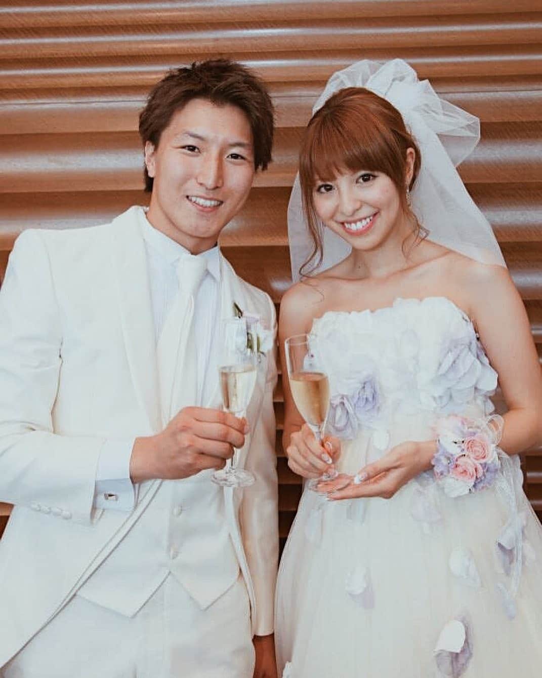 高橋菜摘のインスタグラム：「Happy 5th Anniversary♡+ @isao_seki と出会って11年… 結婚して5年が経ちました🌈 今日は乾杯しよう🥂 . よく出逢いは何？と聞かれるのですが 私が専属モデルをしてた雑誌Fineの スノーボードの企画で出会いました🏂 私もスノボにハマっていた頃 当時人気絶頂だったプロスノーボーダーの彼に ボードを教えてもらうという企画、 そして彼のDVD試写会を私がリポート🎤 という撮影が立て続けに入りました📸 元々周りの友達がみんな彼のファンだったので 存在は知っていたというか私もその流れで にわかファンみたいな感じだったのでw← 逢った時はなんだか嬉しかったです。 腰低くすぎてウケたけど🤣 対する彼はキラキラしてるモデルだ！だそうです笑 え← . この10年一緒にお仕事したり遊んだり とにかく旅に関してはたっくさんしました。 結婚して子供が出来て４人家族になって… そんな未来は全然想像してなかったです👨‍👩‍👧‍👦 同じ歳ゆえに沢山ぶつかることもあったけど 同じ歳だから親友みたいに何でも言えるとこが好きです。 . やっぱり結婚式と入籍を同じ日にして良かった💍 ５年前の今日、梅雨真っ只中で 14日だけ奇跡の晴天だったあの日🌞 逗子で目覚めた朝真っ青な窓の外を見て 来てくれるみんなと育ててくれた両親に 心から感謝をした6月14日は宝物です。 今日は結婚式を密着してくれたなら婚を観ようかな。 ってうちにないんだった🙃 これからも１０年２０年３０年… ２人にしか見えない“何か”を積み重ねていこう。 . 最近２人の写真ないから今日息子に撮ってもらおっと💘 息子に５年記念日ということを伝えたら えー！！俺も結婚したい💒って意味不明🤷🏼‍♀️ おめでとうって言ってよねー🤣 その後ママと結婚したかったー あーもっと早く産まれればよかったなー だって🤣🤣🤣🤣🤣🤣 あーごめんパパ！ 今日は息子とたくさんぎゅーします。 ←結局いつもとおんなじ日。 ______________ #結婚記念日 #記念日 #結婚 #夫婦 #結婚5周年 #結婚5年目  #マタニティウエディング  #おなかにいっき #Anniversary #5thanniversary  #happywedding #couple  #これからもよろしくね #たった5年なのに2人とも若すぎる」