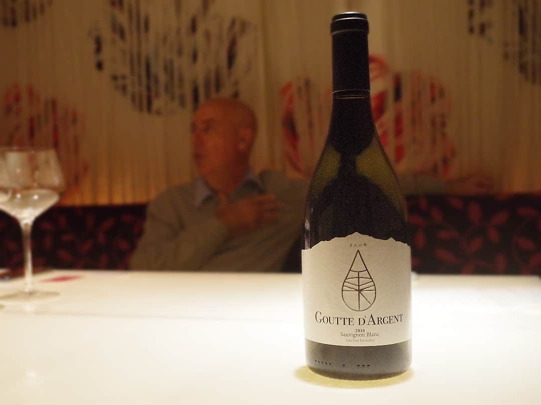 カーヴ 公式アカウントのインスタグラム：「「ワインでもない、そして日本酒でもない。」 そんなユニークなワインが誕生しました。 それが、清酒用7号酵母で仕込まれた超低温発酵白ワイン「ぎんの雫 ～GOUTTE D ARGENT～」。 . 〈ぎんの雫〉の名は、あの漫画「神の雫」で知られる亜樹直氏が考案したものだそうで、ラベルデザインもスタイリッシュな魅力的です。 . 先日、このワインを手掛けた世界的に著名なフランス人醸造家でチリ「VINA MARTY」のオーナー兼醸造責任者のパスカル・マーティ氏が来日。早速、来日場所であるワインショップソムリエを訪れ、マーティさん本人にどんなワインなのかお話をお聞きしてきました。 . 詳細はプロフィール欄のURLからぜひご覧ください！ http://cavewine.net/contents/17522 . 本日10時より販売開始ということで、興味を持った方はぜひ @wineshopsommelier まで足を運んでみてください♪ . #cave #cavewine #cavetheselect #wineshopsommelier #カーヴ #カーヴワイン #カーヴザセレクト #ワインショップソムリエ #wine #whitewine #ワイン #白ワイン #vinamarty #viñamarty #パスカルマーティ #チリワイン #chilewines #pascalmarty #ぎんの雫」