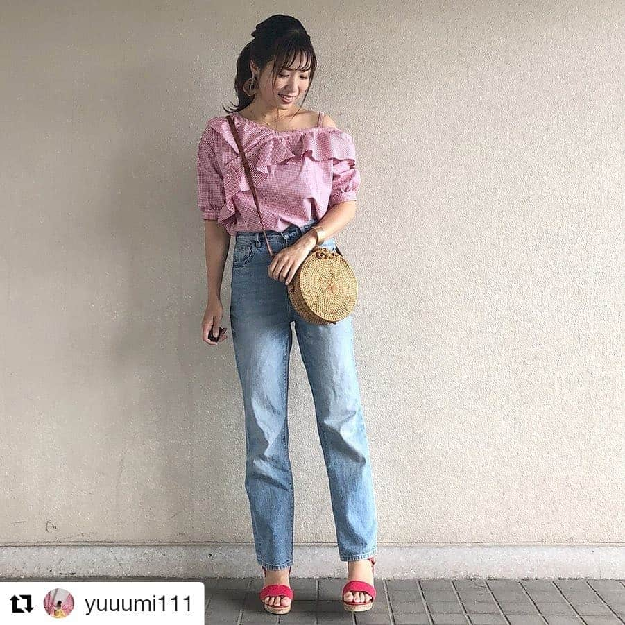 VIVIAN Collectionさんのインスタグラム写真 - (VIVIAN CollectionInstagram)「素敵なコーデありがとうございます👡 ・ ・ ・ #Repost @yuuumi111 (@get_repost) ・・・ 赤とデニムの組み合わせって好き❤️❤️ . . 女の子っぽいーー🧡と思ったこのサンダル😚 おデートにピッタリ間違いなし👍🏻笑 . . @vivian_collection_official では 14日の17時までリゾートサンダル特集のSALEをやってるよ🌴💕 . . リゾートシーンにピッタリなサンダルが50商品❣️ . . 新作含めてMAX40%OFF・1,190円って、かなりお得じゃない？🤤✨ . . トレンドシューズが揃ってるから、ぜひチェックしてみてね🙌🏼💛 . . . #viviancollection #vivian公式アンバサダー #サンダルコーデ #リゾートサンダル #リゾートコーデ #ウェッジサンダル #ミュールサンダル #ウェッジソール#ウェッジソールサンダル#ミュール #夏コーデ #zozotown #ゾゾタウン #サンダル #ミュール #パンプス #スリッポン #プチプラコーデ #プチプラファッション #プチプラ高見えコーデ #今日の靴 #靴好きな人と繋がりたい #フラットシューズ #パンプスコーデ #走れるパンプス #プチプラママコーデ#ママコーデ」6月14日 12時44分 - vivian_collection_official