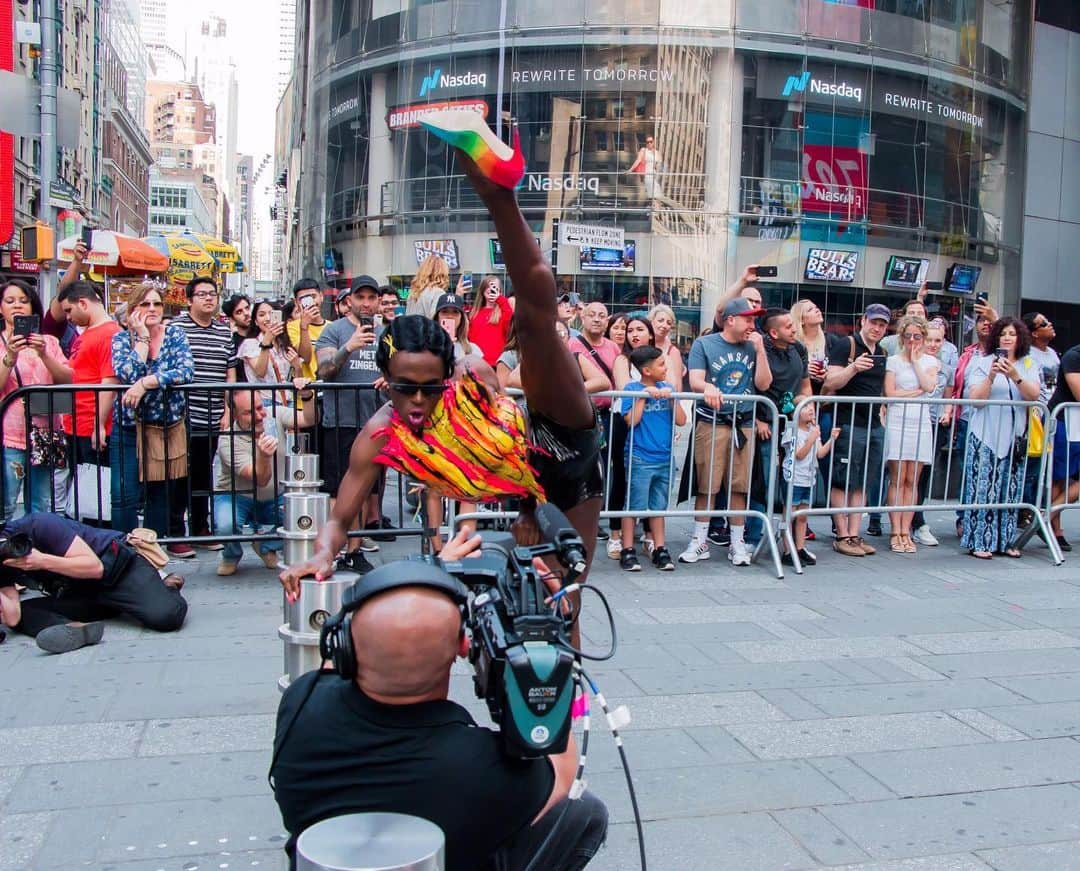 JONTE’のインスタグラム：「Teaching tomorrow (fri) 1:30pm via @bdcnyc . Bring your camera phones & confused faces 🥰☺️😚. (👠optional) 📸 📸 @tarikcarroll  THE 👀@ssikdesigns  Directed by @flyingundertheradar @marlontaylorwiles . @jessconatser @daphnejouanneteau  Location @onetimessquarenyc  Choreography @ramonibaynes @blackberryshauna  Make up @makeupbyslater 👄」