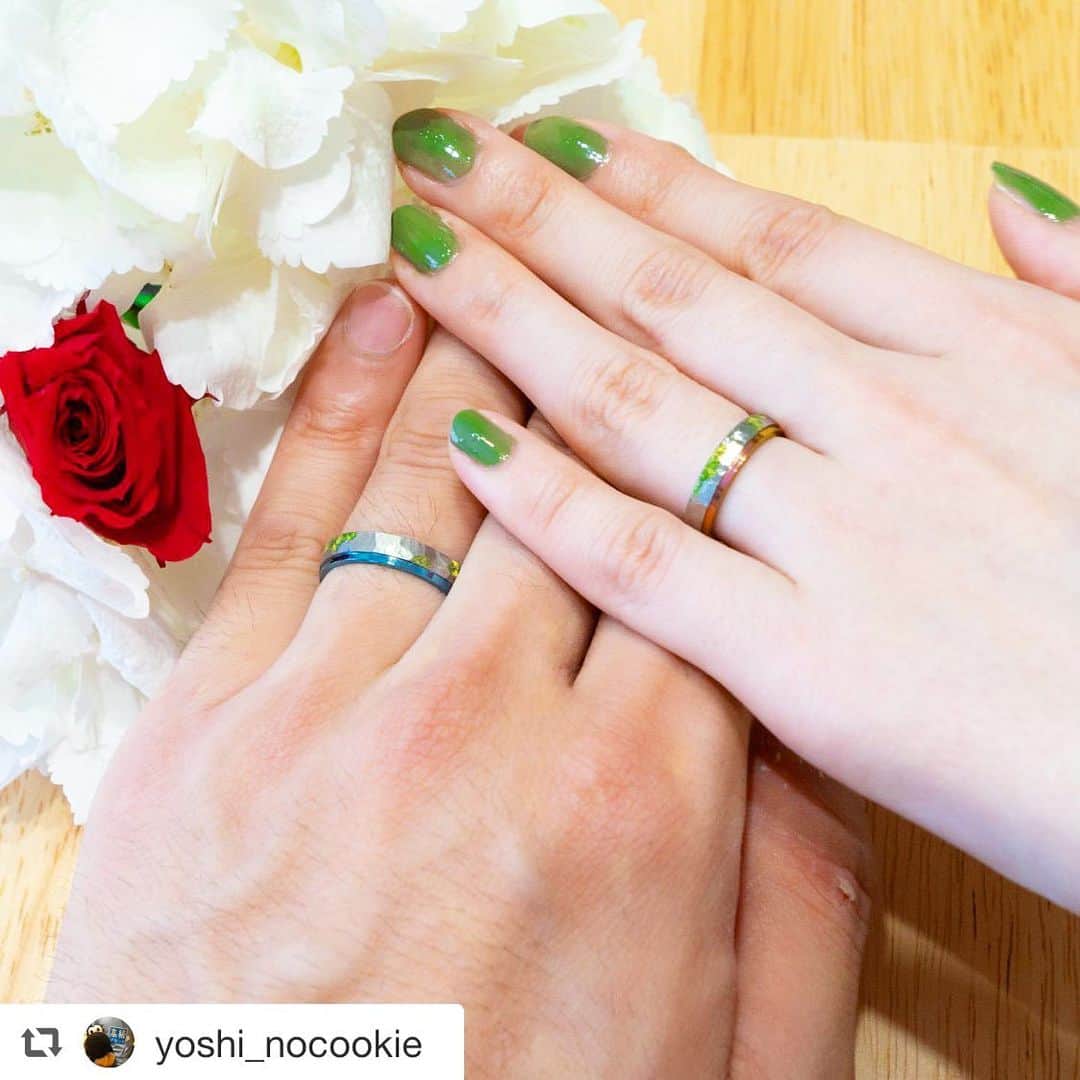 SORA ≪SORA表参道の公式アカウント≫のインスタグラム：「. @sora_omotesando をフォローして、ぜひ『 #結婚指輪sora 』のハッシュタグを入れてお写真を投稿してください＊* . こちらのお写真は @yoshi_nocookie さまからリグラムさせていただきます♪ . ･:*+.･:*+.･:*+.･:*+.･:*+.･:*･: 結婚指輪が出来上がり、受け取ってきました💍﻿ ﻿ 最初からすごく気に入ってた苔のアレンジと、﻿ soraさんならではのカラーを出した、﻿ 2人だけの指輪が作れて良かったな〜☺﻿ ﻿ 教会を見学した時に、﻿ 石の教会は苔が全体に生えきって始めて完成すると教えていただいていたので、﻿ この苔の指輪を見つけた時は感動しました✨﻿ ﻿ 色んな角度から眺めて幸せな気持ちに浸っております🥰﻿ ﻿ #結婚指輪sora さん、ありがとうございました🙏✨﻿ 大事にしよう〜﻿ ･:*+.･:*+.･:*+.･:*+.･:*+.･:*･: . #結婚指輪 #婚約指輪 #表参道 #金属アレルギー #金属アレルギー対応 #レアメタル #鍛造  #手作り #手作り指輪 #マリッジリング #エンゲージリング #ブライダル #ウェディング #プレ花嫁 #クリエィティブ #デザイン #個性的 #bridal #wedding #jewelry #ring #weddingring #creative #design #japaneseart #madeinjapan  #サムシングブルー」