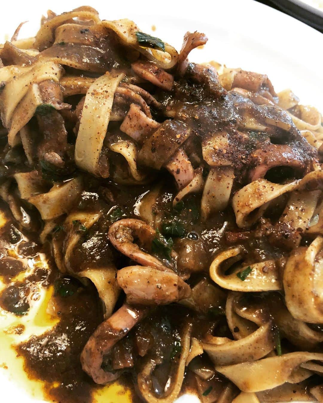 大根仁のインスタグラム：「例のパスタ屋。編集大関君と。ムギイカの肝とトマトソース、そしてついにリゾットも！もちろん激美味！！」