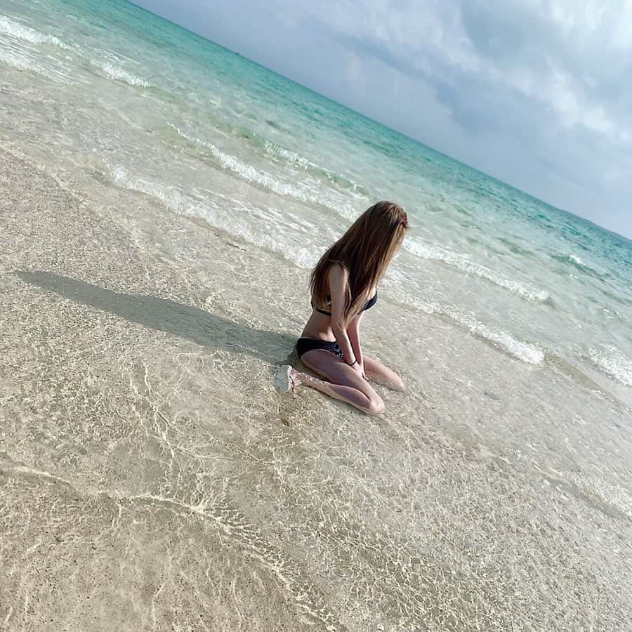 侑季美怜のインスタグラム：「時間が止まってた…♡ #沖縄 #石垣島 #プール #海 #船 #水着 #セクシー #オセロ #日焼け #ギャル #おっぱい #水着ギャル #後ろ姿 #パリピ #キャバ嬢 #海 #ハワイ #旅行 #キャバ嬢の休日」