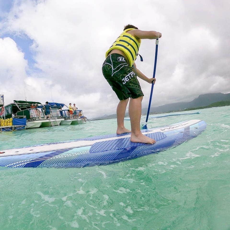 Luxury Cruise by Captain Bruceさんのインスタグラム写真 - (Luxury Cruise by Captain BruceInstagram)「SUPにチャレンジ！⠀ ⠀ ⠀ ⠀ #captainbruce 🚤 #sandbar #kaneohe #hawaii #oahu #oahulife #ahuolaka #hawaiivacation #キャプテンブルース #天国の海ツアー #天国の海 #アフオラカ #ハワイ大好き #海」6月14日 12時57分 - cptbruce_hi