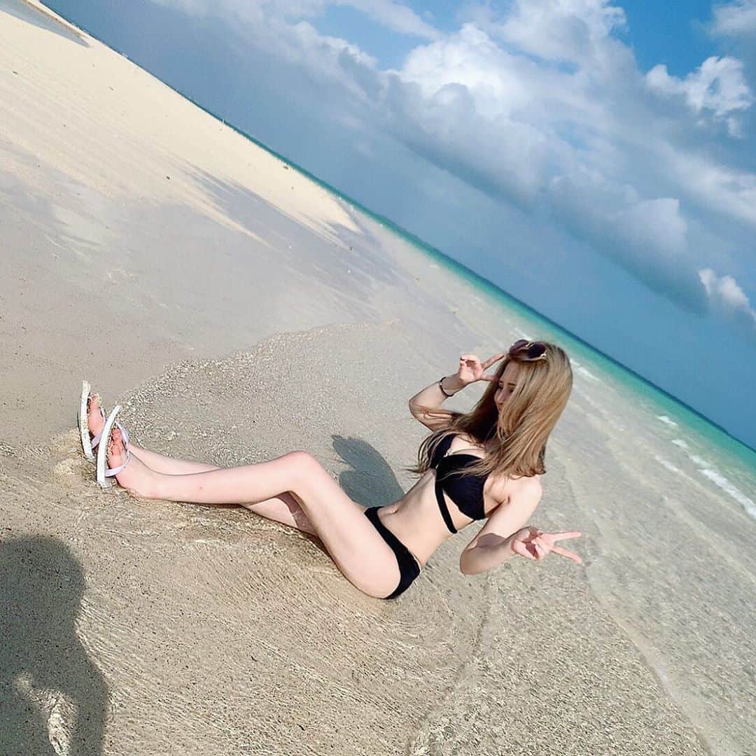侑季美怜のインスタグラム：「沖縄にいちゃいけない白さらしい👊🏻 #沖縄 #石垣島 #プール #海 #船 #水着 #セクシー #オセロ #日焼け #ギャル #おっぱい #水着ギャル #後ろ姿 #パリピ #キャバ嬢 #海 #ハワイ #旅行 #キャバ嬢の休日」