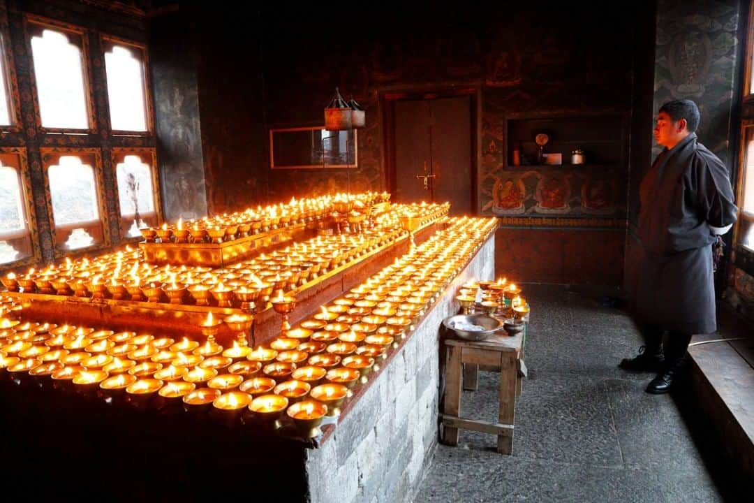 National Geographic Travelさんのインスタグラム写真 - (National Geographic TravelInstagram)「Photo by @christianziegler | An offering of butter lamps in a Buddhist temple in Bhutan. @insidenatgeo #Bhutan #PrayerFlags #Himalayas」6月14日 13時02分 - natgeotravel