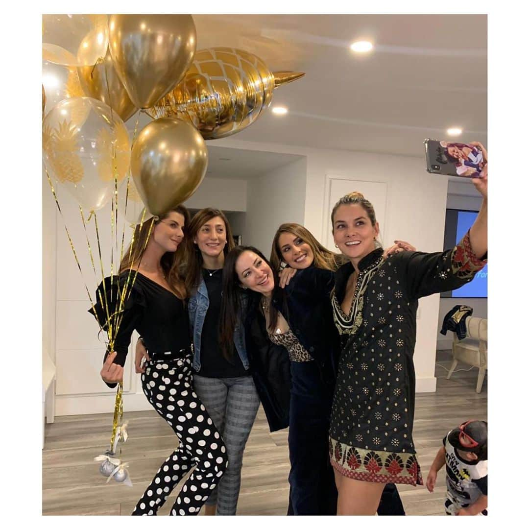 Carolina Cruz Osorioさんのインスタグラム写真 - (Carolina Cruz OsorioInstagram)「• Gracias @caritosotooficial y Ger por una noche única, que detalle más lindo ❤️❤️ #Los40DeCaroCruz @flavia2santos @jennycordoba2 @apuntesdecata @caritosotooficial y Valen!!」6月14日 13時03分 - carolinacruzosorio