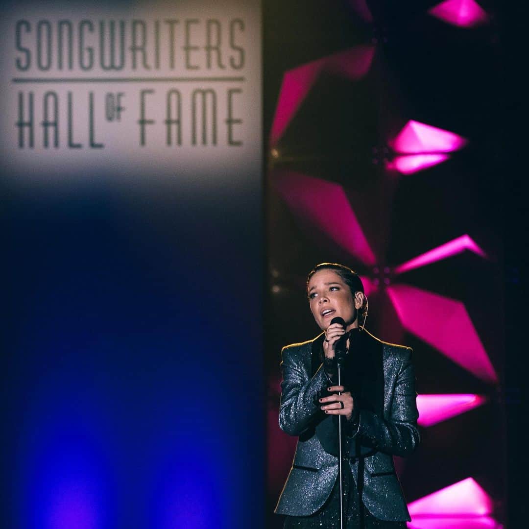 Halseyさんのインスタグラム写真 - (HalseyInstagram)「I am wildly honored. Tonight was a very special night for Ashley. Halsey had to take the passenger seat. Thank you for this honor @songwritershof 📷: @elmnt.la」6月14日 13時05分 - iamhalsey