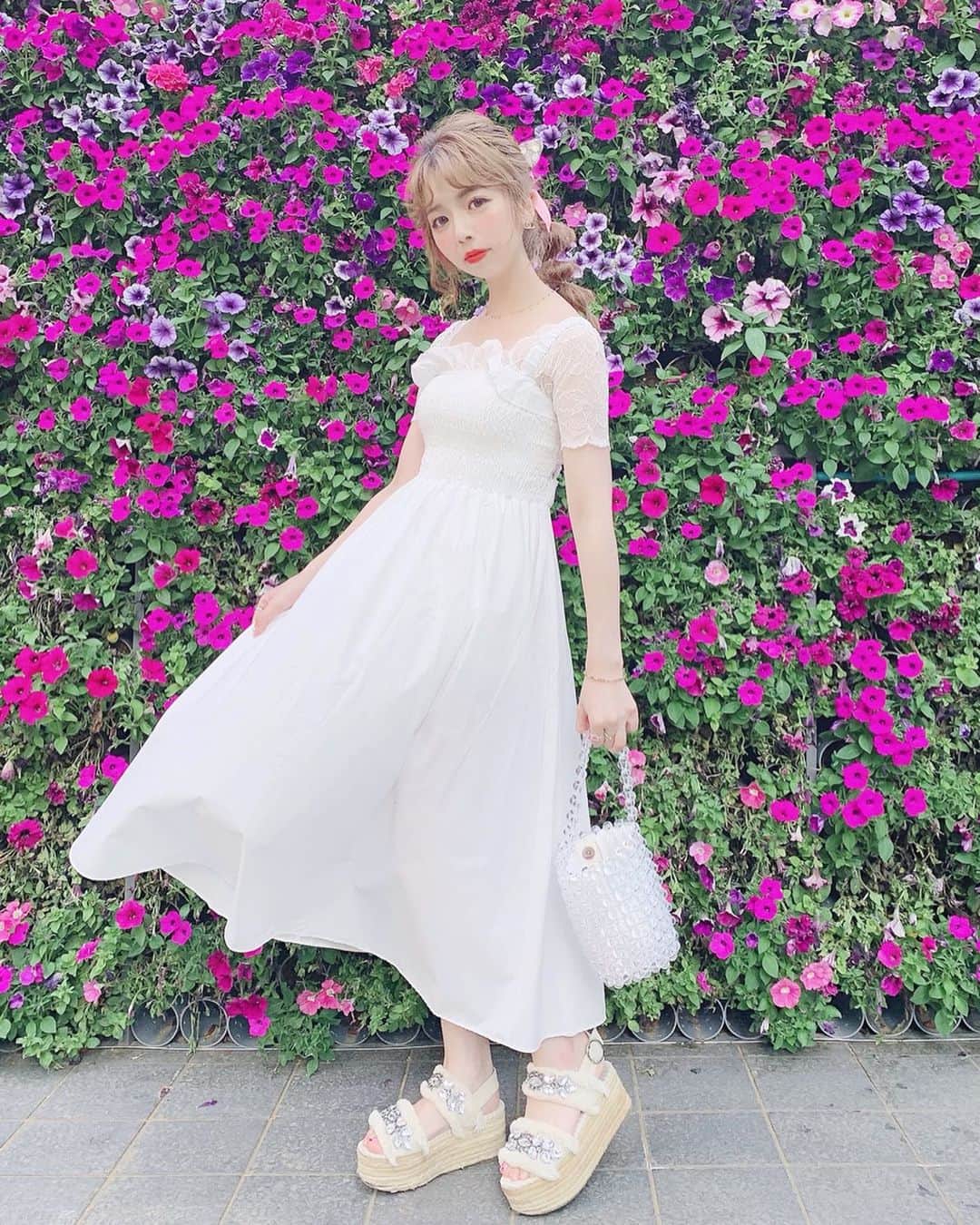 のインスタグラム：「💐 * 質問あったお洋服の全身💖💖💖 ホワイトコーデ🍒💕 * 後ろも可愛いくてお気に入り🎀 ワンピース @poprea_official ビーズのバッグも可愛いの🎶 @smirnasli_official * * #code #ootd #fashion #whitecode #ホワイトコーデ #ヘアアレンジ #えりんコーデ #152cmコーデ #リボンアレンジ #gucci  #jfashion」