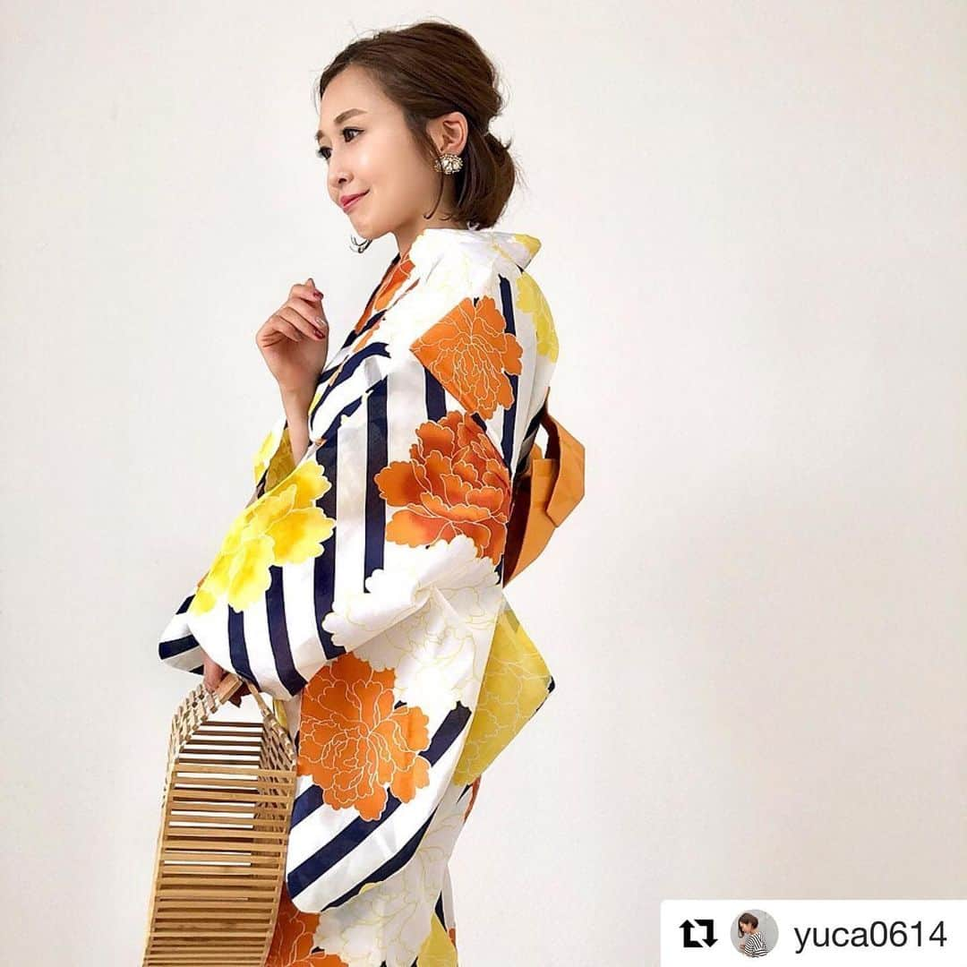 ショップにこにこさんのインスタグラム写真 - (ショップにこにこInstagram)「#Repost @yuca0614 with @get_repost ・・・ 𓂅𓂅𓂅 久々に浴衣着てみました*̣̩⋆̩ . 結婚して子供達が産まれてからは 着る時間もないし . 一人じゃ着れないしと思ってましたが 娘も抱っこ紐卒業したし . 頑張れば着れるかなと思って浴衣を新調 ♡ . @shopnikoniko の浴衣セット なら4点セットでとってもお得！ . しかも今だけ4点浴衣セットがタイムセール ＼ZOZOTOWN店限定！／ . 発売記念 9,979円 → 8,999円 期間:6月14日(金)13:00 〜 6月18日(火)9:59 . ぜひお得な機会にチェックしてみてください！！ . ______________________________ #ショップにこにこ_zozotown #ショップにこにこ #浴衣 #浴衣コーデ #浴衣ヘアアレンジ #ハーフアップ #ヘアアレンジ #浴衣女子 #浴衣ヘア #浴衣髪型 #浴衣小物 #浴衣撮影 #浴衣着付け #浴衣好き #ママ浴衣 #ママコーデ #ハーフムーンバッグ #ハンドメイド #ハンドメイドピアス #お洒落さんと繋がりたい」6月14日 13時08分 - shopnikoniko