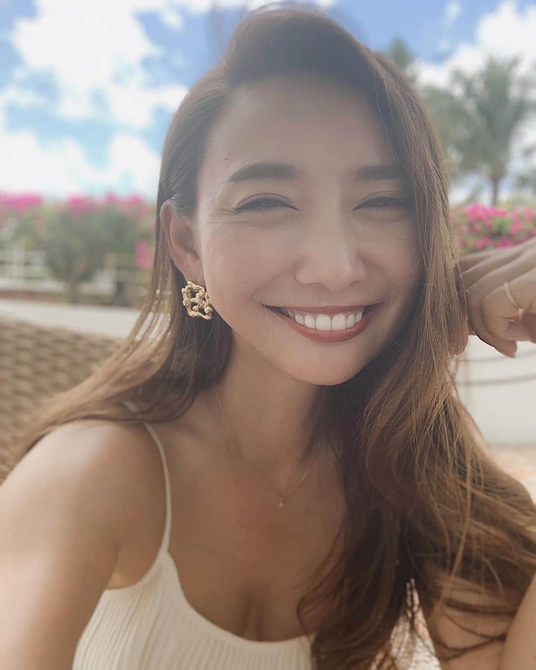 李 雨瀟さんのインスタグラム写真 - (李 雨瀟Instagram)「暑かったグアム🇬🇺 湿気と汗でいつもメークが崩れがちな海外だけど 新発売になったマキアージュの下地を使ったらいい感じでした♡ 肌の水分バランスを整えてくれる機能があるのでテカらない&乾燥しないのがポイント！ 崩れないとメーク直しがいらないから嬉しい😆 . 大好きな長谷川潤ちゃんがイメージモデルをしてたので真っ先にほしくてっ☺️ 私にとってほんとに憧れの存在なの♡ . . 今年は海外にゴルフにスポーツに たくさんアウトドアな予定が詰まってるので 欠かさず使おうっと♩ . . #yuxiaotravel #guam #🇬🇺 #trip #travelgram #travelphoto  #beauty #mybeauty #base #basemake  #化粧下地 #お出かけ #くずれ防止 #ドラマティックスキンセンサーベースEX #グアム #長谷川潤  #スキンケアまでできるくずれ防止下地 #毎日コスメ  #夏コスメ #夏コスメ2019 #下地 #ベースメイク #夏の下地 #maquillage #マキアージュ #pr #旅好き #旅女子」6月14日 13時13分 - yuisho_ri