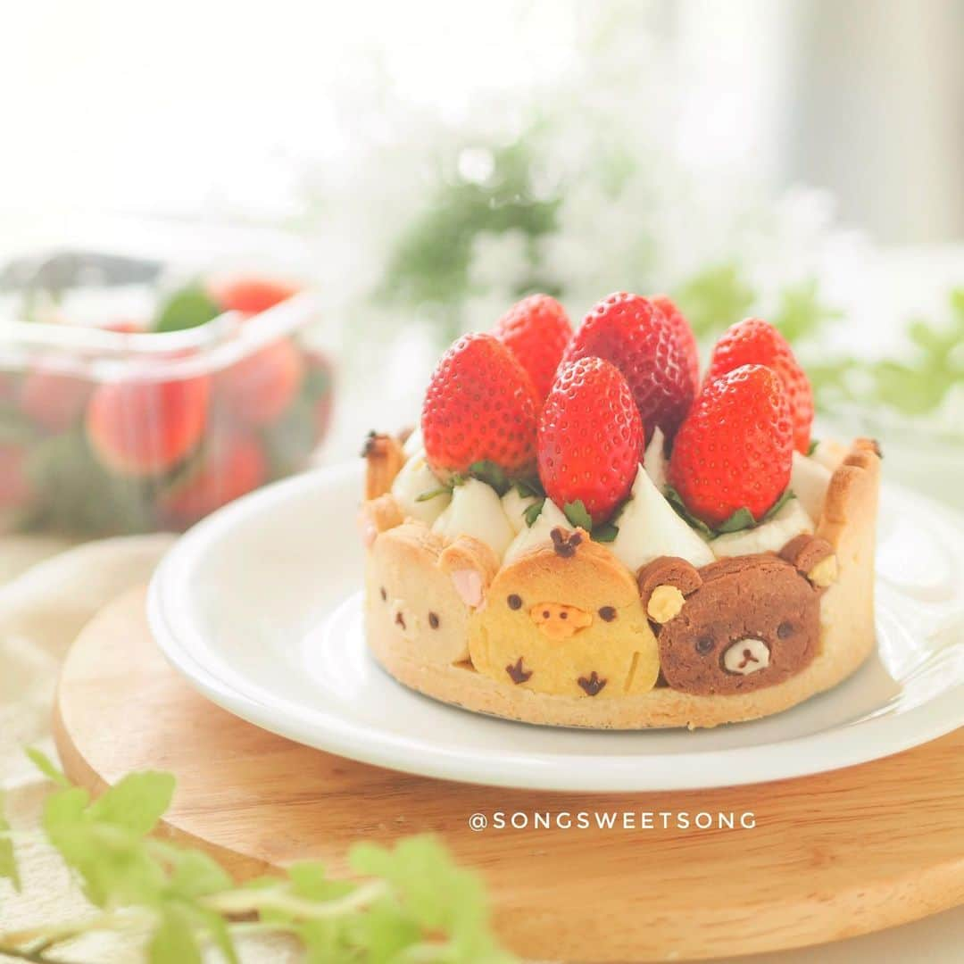 Song Sweet Songさんのインスタグラム写真 - (Song Sweet SongInstagram)「💕「Rilakkuma Strawberry Cream Cheese Tart」 リラックマ☀︎コリラックマ☀︎キイロトリの苺チーズタルト🍓 วันศุกร์แล้วว 🐻🐤 พาน้องสตรอวเบอรี่ชีสทาร์ตมาเสริฟฮะ~ ชีสเน้นๆ เหมาะกะช่วงเพิ่มน้ำหนักสุดๆ แต่ท๊อปด้วยสตรอวเบอรี่สดๆ ฉ่ำๆ ทำให้รู้สึกผิดน้อยลง 555 🍰 . ． ． 🍪workshop & online class : @sweetenupcafe 🍪made-to-order icing cookies : @songsweetsong_icingcookies 🎞Youtube: www.youtube.com/c/songsweetsong ☁️Line : @songsweetsong ❤️Blog: songsweetsong.com ． ． ． #songsweetsong #rilakkuma #リラックマ #モーニング #cheesetart #whati8today #おうちカフェ #냠스타그램 #먹스타그램 #맛스타그램  #インスタ映え #チーズタルト #デザート #homemade #rilakkumathailand #cutefood #インスタフード #インスタ映えスイーツ #cafehopping #cafeathome #bakerylife #bakerylove #フード #フードムード」6月14日 13時15分 - songsweetsong