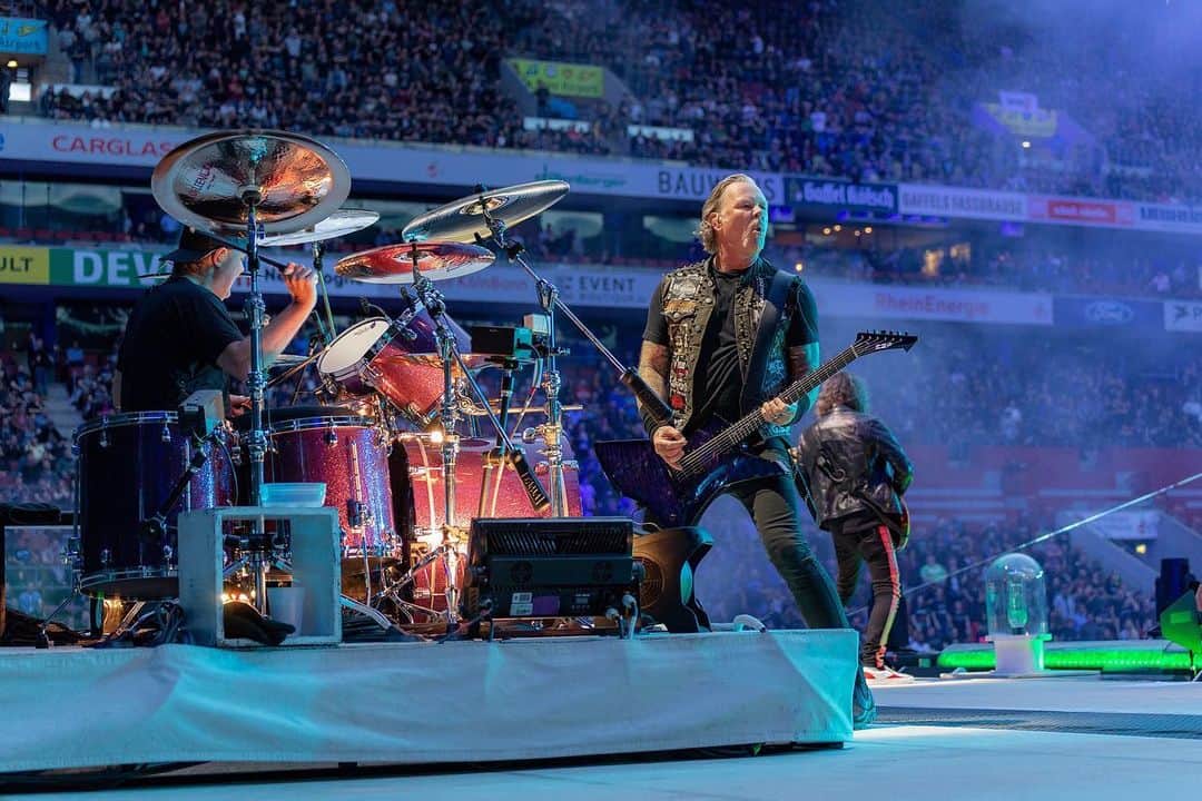 メタリカさんのインスタグラム写真 - (メタリカInstagram)「Photos from last night's show in Cologne! 🇩🇪 ・・・ 📸 by @brettmurrayphotography & @photosbyjeffyeager ・・・ #MetInCologne #WorldWired #Metallica」6月14日 13時17分 - metallica