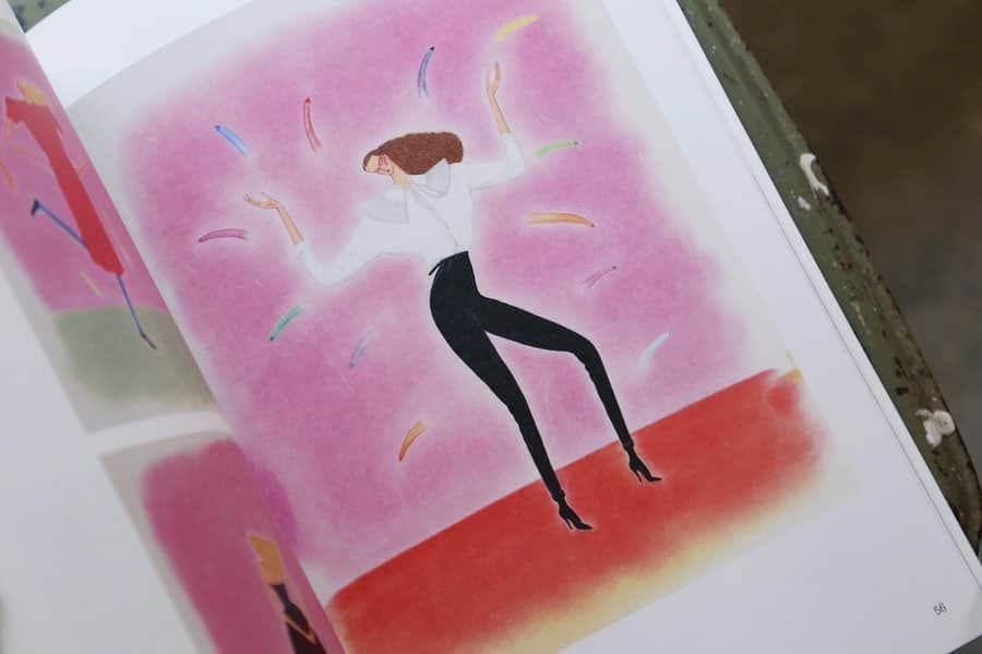 nostos booksさんのインスタグラム写真 - (nostos booksInstagram)「個性ってこういうことなんだろうな、と思わせてくれるイラストレーターが好きです。安西水丸、和田誠、ポール・コックス…そして、大橋歩。﻿﻿﻿ ﻿﻿﻿ 大橋歩の描く人はシャープで、格好良さと可愛さが同居してる感じ。着ている洋服の配色、背景の色や模様との組み合わせセンスも感動してしまうほど絶妙です。﻿﻿ ﻿﻿﻿ わたしが驚いたのは、詩人・長田弘さんの『深呼吸の必要』の表紙を見た時。色彩で表現された抽象的な絵なのに、「あ、大橋さんだ」と分かってしまったんです。﻿﻿﻿ なにを描いてもその人になるというのは、ものすごい個性だと思います。ちなみにそういう人って、字も良いんですよ。この見解、間違ってないはず。﻿﻿ ﻿﻿﻿ 本書は三重県立美術館での展示をまとめた図録。1962年から2009年の仕事を一挙に見れるオススメの一冊です。﻿﻿ (小見)﻿﻿﻿ ﻿ 商品の詳細はプロフィールリンクからご覧ください。>> @nostosbooks ﻿﻿﻿﻿ ﻿ ﻿ 【お知らせ】﻿ 本日は展示準備のため、16時までの営業とさせていただきます。ご理解のほど、よろしくお願いいたします。﻿ ﻿﻿﻿ #大橋歩 #大橋歩わたしの時代 #イラストレーター #平凡パンチ #arne #アルネ #a. #イオグラフィック #大人のおしゃれ  #nostosbooks #ノストスブックス #松陰神社前 #松陰神社前駅 #松陰神社商店街 #世田谷線#古本 #古本屋 #古書店 #東京古書店 #古本屋巡り #アート本 #アート作品 #デザイン本﻿ #デザイン書」6月14日 13時21分 - nostosbooks