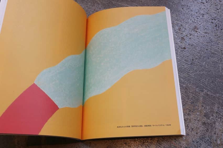 nostos booksさんのインスタグラム写真 - (nostos booksInstagram)「個性ってこういうことなんだろうな、と思わせてくれるイラストレーターが好きです。安西水丸、和田誠、ポール・コックス…そして、大橋歩。﻿﻿﻿ ﻿﻿﻿ 大橋歩の描く人はシャープで、格好良さと可愛さが同居してる感じ。着ている洋服の配色、背景の色や模様との組み合わせセンスも感動してしまうほど絶妙です。﻿﻿ ﻿﻿﻿ わたしが驚いたのは、詩人・長田弘さんの『深呼吸の必要』の表紙を見た時。色彩で表現された抽象的な絵なのに、「あ、大橋さんだ」と分かってしまったんです。﻿﻿﻿ なにを描いてもその人になるというのは、ものすごい個性だと思います。ちなみにそういう人って、字も良いんですよ。この見解、間違ってないはず。﻿﻿ ﻿﻿﻿ 本書は三重県立美術館での展示をまとめた図録。1962年から2009年の仕事を一挙に見れるオススメの一冊です。﻿﻿ (小見)﻿﻿﻿ ﻿ 商品の詳細はプロフィールリンクからご覧ください。>> @nostosbooks ﻿﻿﻿﻿ ﻿ ﻿ 【お知らせ】﻿ 本日は展示準備のため、16時までの営業とさせていただきます。ご理解のほど、よろしくお願いいたします。﻿ ﻿﻿﻿ #大橋歩 #大橋歩わたしの時代 #イラストレーター #平凡パンチ #arne #アルネ #a. #イオグラフィック #大人のおしゃれ  #nostosbooks #ノストスブックス #松陰神社前 #松陰神社前駅 #松陰神社商店街 #世田谷線#古本 #古本屋 #古書店 #東京古書店 #古本屋巡り #アート本 #アート作品 #デザイン本﻿ #デザイン書」6月14日 13時21分 - nostosbooks