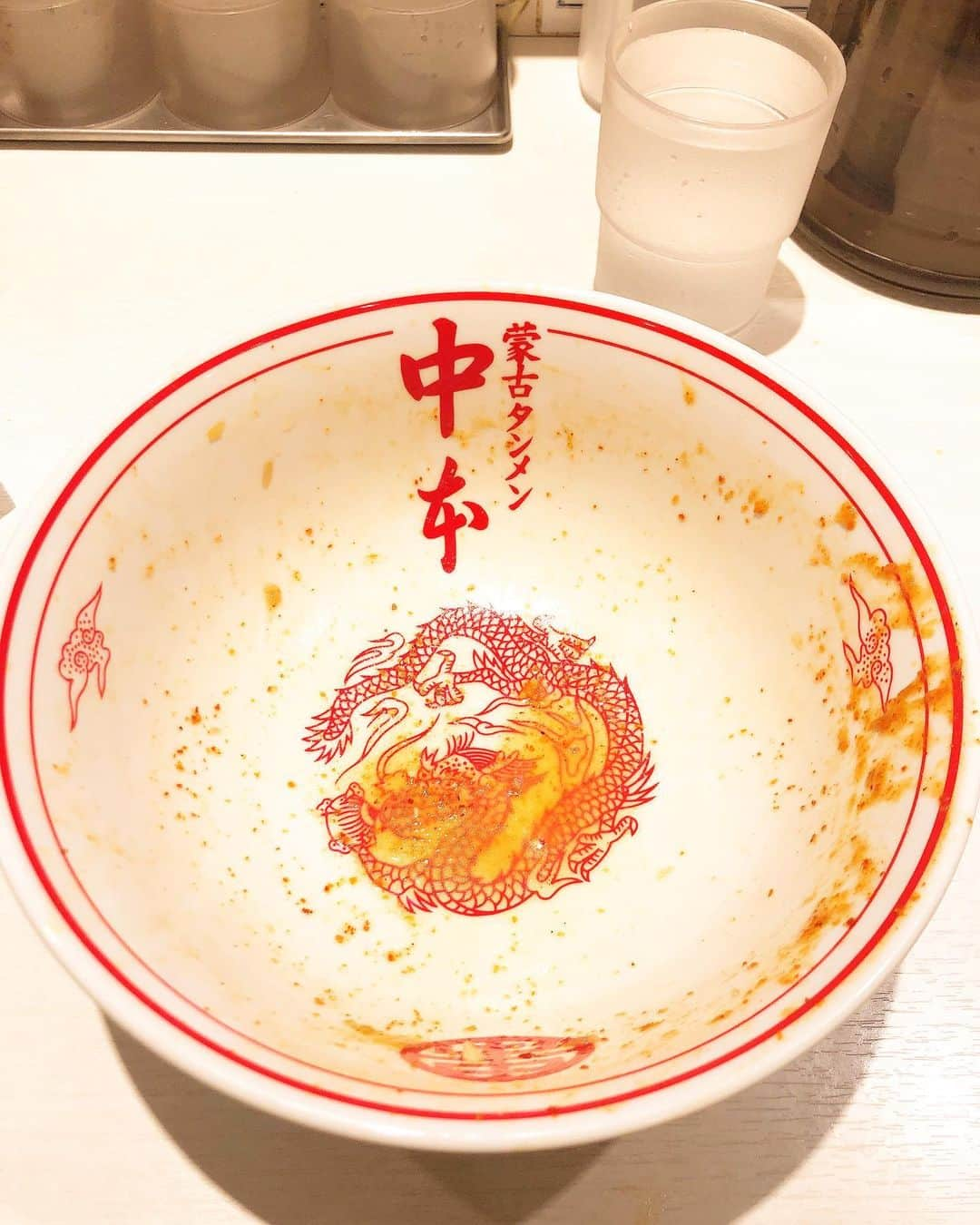 みきママさんのインスタグラム写真 - (みきママInstagram)「【ランチは蒙古タンメンです！】. . . . . 好きすぎて1人で食べに来ました〜！. . . . . 店内は1990年代の音楽がかかって懐かし〜😢😢😢. . . . そして、本当美味しい🤩🤩🤩. . . . これから、14時から20時まで新宿高島屋で餃子を売ります😘😘😘. . . . 遊びに来てくださ〜い❤️❤️❤️」6月14日 13時25分 - mikimama_official