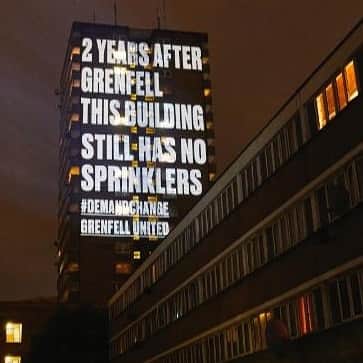 Emeli Sandéのインスタグラム：「It's been 2 years since so many tragically lost their lives in the #Grenfell Tower fire. Too little has happened since, why? In unity is our power. Join @grenfell_united - the survivors and families of the bereaved, to #DemandChange. Show your support by signing up to @grenfell_united campaign. Express what you feel about this to your MP @grenfell_united will email you how to do this 💚 We can't change what happened but we can get #JusticeForGrenfell and make sure it does not happen again. Please join http://support.grenfellunited.org」