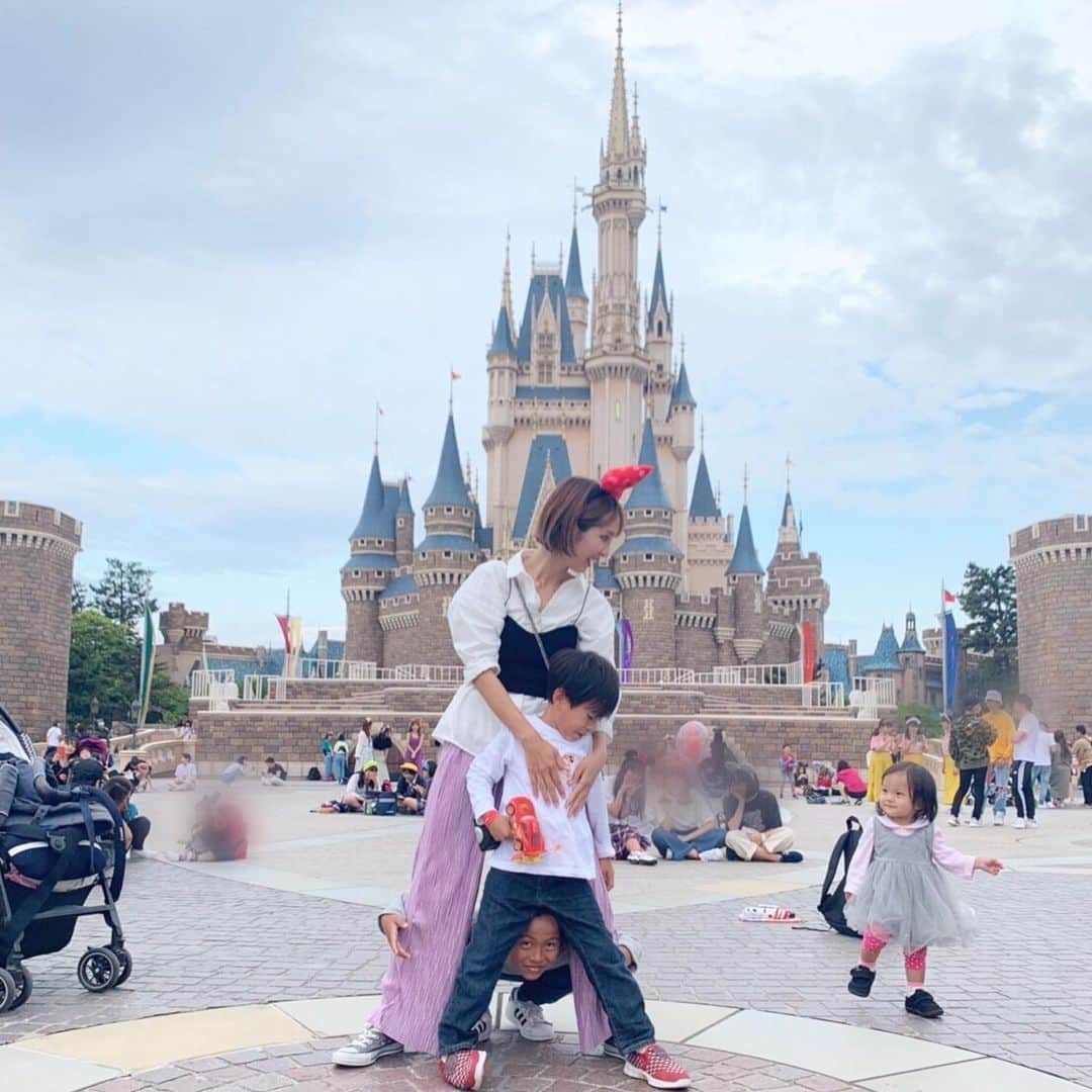 福長優のインスタグラム：「♡ ・ 自由な兄妹.... ・ ☺︎ #みんなでカメラ目線は至難の技 #兄の位置  #3兄妹#7歳#5歳#1歳 #ディズニーランド #子連れディズニー」
