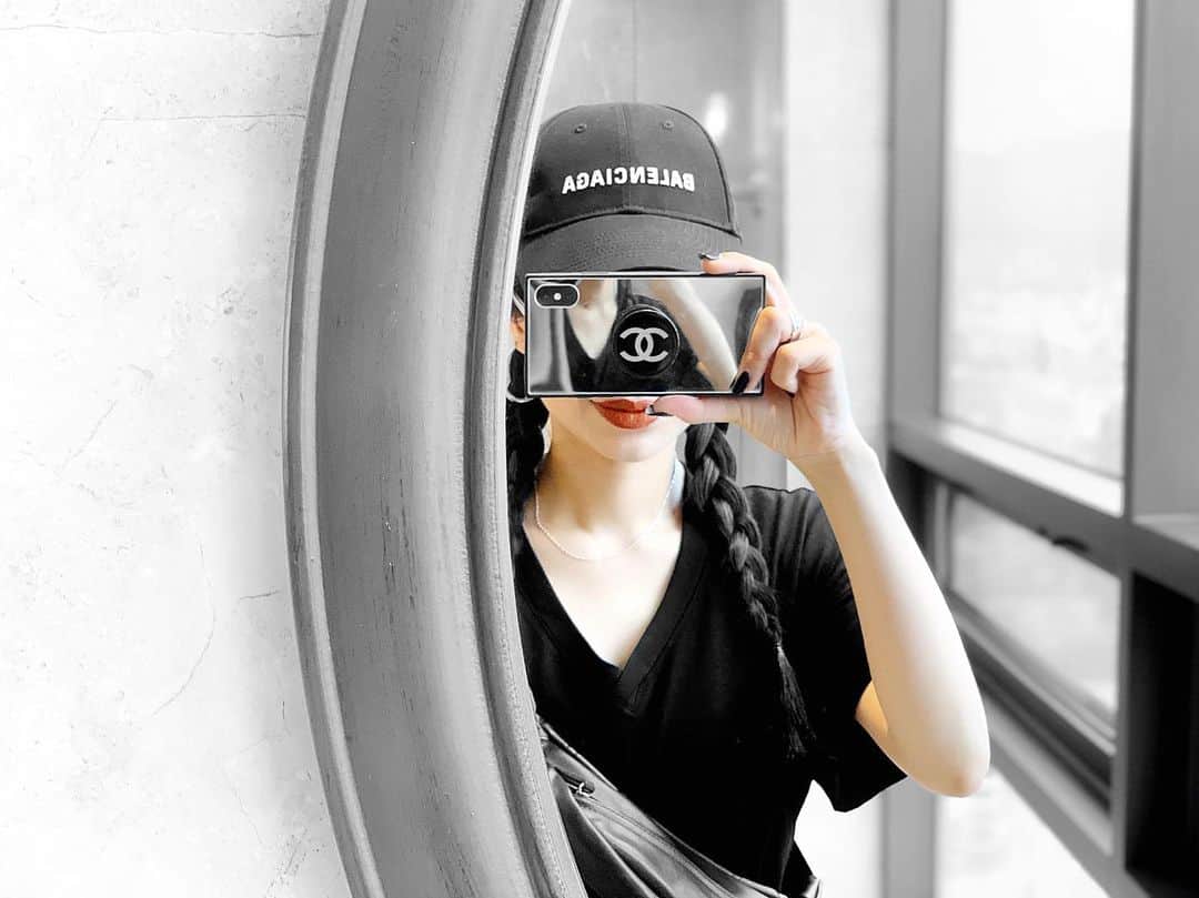 lve_xxxxのインスタグラム：「.﻿ .﻿ おさげおばさん。﻿ ﻿ 日本では躊躇する格好も﻿ 海外なら出来ると知りました😂笑﻿ ﻿ 皆んなに心配された﻿ 初海外✈️﻿ 楽しんでおります🇰🇷 재미﻿ ﻿ #Korea #Seoul #한국 #韓国 #🇰🇷 ﻿ #balenciaga #LVEU.﻿ ﻿」