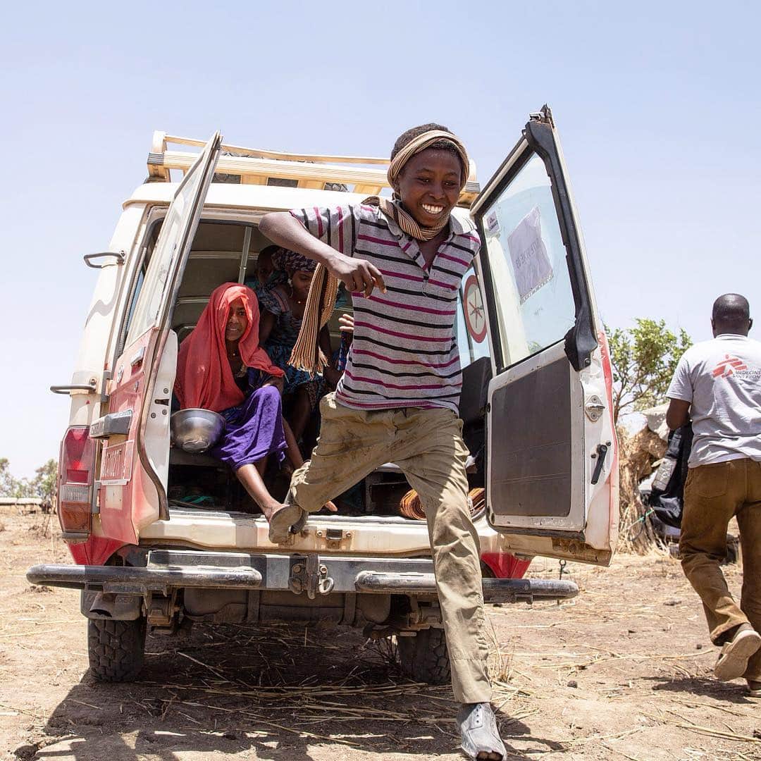 国境なき医師団さんのインスタグラム写真 - (国境なき医師団Instagram)「さあ、着いたよ！ . 車からうれしそうに飛び降りたのは、アフリカ、チャドの遊牧民の男の子。家族と一緒に、国境なき医師団の車に乗って、予防接種会場へやって来ました。 . チャド東部のアム・ティマンでは、いま、はしかが大流行中。国境なき医師団は、緊急予防接種を行っています。 . しかし、男の子が暮らす地域は中心部から30kmも離れているため、簡単に会場に辿りつくことができません。 . 1人でも多くの子どもを、はしかから守りたい。そんな思いで、国境なき医師団は、遊牧民の居住区など、遠方の地域にも赴いて、予防接種を受けるためのサポートを行っているのです。 . 連れてきてくれて、どうもありがとう！　そんな男の子の笑顔に、私たちも元気をもらいました。 ------------------------------------- チャドの活動ニュースは公式サイトから。プロフィールのURLリンクからどうぞ→@msf_japan . -------------------------------------- Photo © Juan Haro #国境なき医師団 #MSF #チャド #はしか #予防接種　#車 #ドライブ #ノマド #photooftheday #笑顔 #スマイル #元気になる #元気をもらう #写真部 #写真好きな人と繋がりたい」6月14日 13時37分 - msf_japan