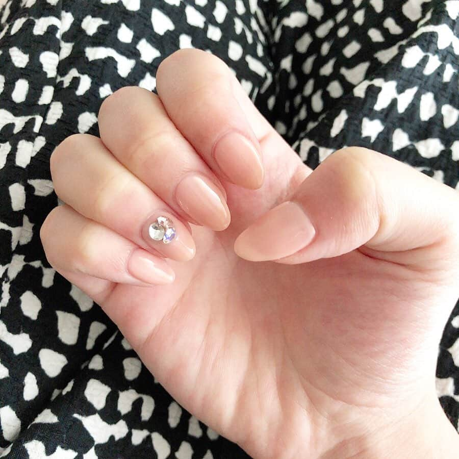 岡英里さんのインスタグラム写真 - (岡英里Instagram)「New nails💅 . . #simple #nails #beige #cute #beautiful #fashion #beauty #japanese #ネイル #vカットストーン #vカット #ベージュ #シンプル #シンプルネイル #綺麗めネイル #上品ネイル #清楚系 #でも #キラキラ #✨ #だいぶ #落ち着きました #ファッション #お洒落 #お洒落さんと繋がりたい」6月14日 13時53分 - okaeri0424