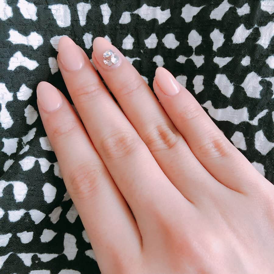 のインスタグラム：「New nails💅 . . #simple #nails #beige #cute #beautiful #fashion #beauty #japanese #ネイル #vカットストーン #vカット #ベージュ #シンプル #シンプルネイル #綺麗めネイル #上品ネイル #清楚系 #でも #キラキラ #✨ #だいぶ #落ち着きました #ファッション #お洒落 #お洒落さんと繋がりたい」