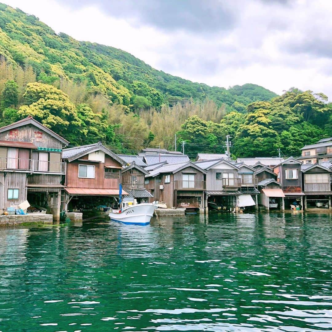 村井美樹さんのインスタグラム写真 - (村井美樹Instagram)「「陣取りクロスワード」のロケで、伊根の舟屋も初めて訪れました。 . 独特の景観が美しく、魅入ってしまいました。一階が舟のガレージになっている面白い造り。 舟の上からみる舟屋群も壮観でしたよ😄✨ . #伊根の舟屋」6月14日 13時52分 - miki_murai_