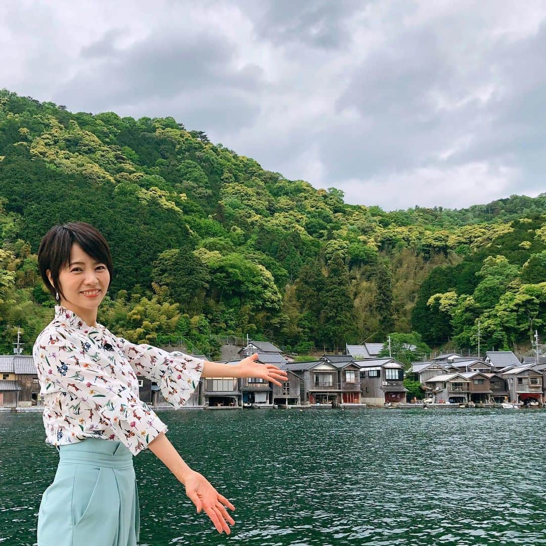 村井美樹さんのインスタグラム写真 - (村井美樹Instagram)「「陣取りクロスワード」のロケで、伊根の舟屋も初めて訪れました。 . 独特の景観が美しく、魅入ってしまいました。一階が舟のガレージになっている面白い造り。 舟の上からみる舟屋群も壮観でしたよ😄✨ . #伊根の舟屋」6月14日 13時52分 - miki_murai_