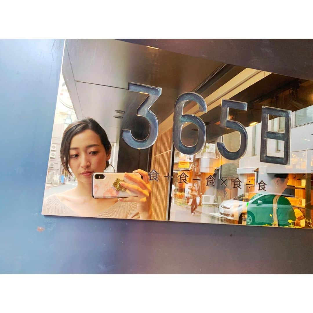 上野なつひさんのインスタグラム写真 - (上野なつひInstagram)「バタバタしてたけどやっと落ち着いたかな◡̈⃝︎ 365日大事に過ごさなきゃ。 という事で美味しい美味しいパン屋さんへ！ 口に入れた瞬間HAPPYが広がる✨ 大好きなコーヒーと一緒に…🍴 #365日パン  #代々木公園近く #パン #ミスチルの365日の歌がすき #365日言葉にできる日があるんだよ？ #そして365日美味しいもの食べたいよ〜 #私の生活感あるラフさよ」6月14日 13時49分 - natsuhi