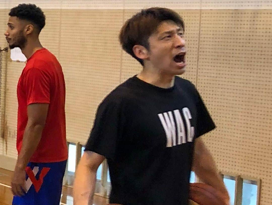 青木康平さんのインスタグラム写真 - (青木康平Instagram)「Watch&C procamp2019 in OKINAWA🏝  DAY7!!!最終日!! 昨年初めてのチャレンジの沖縄キャンプが本当に最高だったから、今年も来ました！ 結果やっぱり沖縄最高🤲🤲怪我人もなく無事に終わりました。👍👍👍 今回も浅黄さん、ゆきお、宮平君、ひさやのお父さん、さやかさん、またよしくん、ジョー、つばさ、しゃもさん、まえしろさん、ほかまさん、マリアちゃんの協力なしでは絶対に上手くいきませんでした。本当にありがとうございました！ そして参加してくれた選手達！みんなの本気で練習する姿は、毎年刺激をもらいます。本当にいいシーズンを過ごして欲しい。バスケットに集中出来る環境に🙏🙏🙏応援してます！ 最後にユーギ ！文句１つ言わず、最後まで一生懸命に指導してくれてありがとう！ 福岡も🙇🙇🙇 ＊ダイスのせいでクタクタ💦💦 @oki.asagi @creay_okinawa_shamo @yonatsuba33 @watarumiyahira  @tomokazu_abe @satoshi24 @iurgic @ark_official_ @elitusacademy @daichishimoyama8 @diceyamaguchi @giving.back.jf @sosuu @haleo_official @narito7 @kiichi_kikuyama @shinji__0 @ijutaka22  #watchandc#watchandcprocamp2019#OKINAWA」6月14日 13時49分 - cohey11