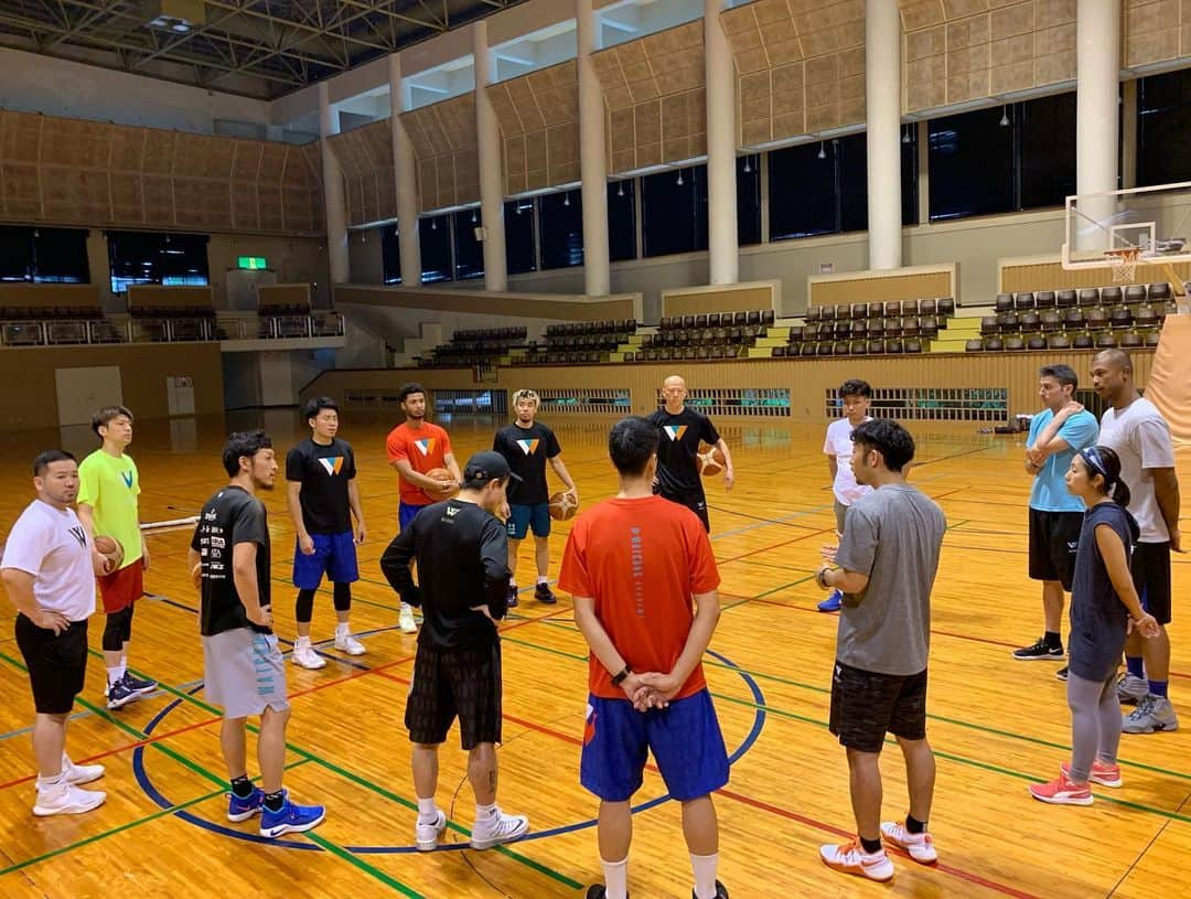 青木康平さんのインスタグラム写真 - (青木康平Instagram)「Watch&C procamp2019 in OKINAWA🏝  DAY7!!!最終日!! 昨年初めてのチャレンジの沖縄キャンプが本当に最高だったから、今年も来ました！ 結果やっぱり沖縄最高🤲🤲怪我人もなく無事に終わりました。👍👍👍 今回も浅黄さん、ゆきお、宮平君、ひさやのお父さん、さやかさん、またよしくん、ジョー、つばさ、しゃもさん、まえしろさん、ほかまさん、マリアちゃんの協力なしでは絶対に上手くいきませんでした。本当にありがとうございました！ そして参加してくれた選手達！みんなの本気で練習する姿は、毎年刺激をもらいます。本当にいいシーズンを過ごして欲しい。バスケットに集中出来る環境に🙏🙏🙏応援してます！ 最後にユーギ ！文句１つ言わず、最後まで一生懸命に指導してくれてありがとう！ 福岡も🙇🙇🙇 ＊ダイスのせいでクタクタ💦💦 @oki.asagi @creay_okinawa_shamo @yonatsuba33 @watarumiyahira  @tomokazu_abe @satoshi24 @iurgic @ark_official_ @elitusacademy @daichishimoyama8 @diceyamaguchi @giving.back.jf @sosuu @haleo_official @narito7 @kiichi_kikuyama @shinji__0 @ijutaka22  #watchandc#watchandcprocamp2019#OKINAWA」6月14日 13時49分 - cohey11